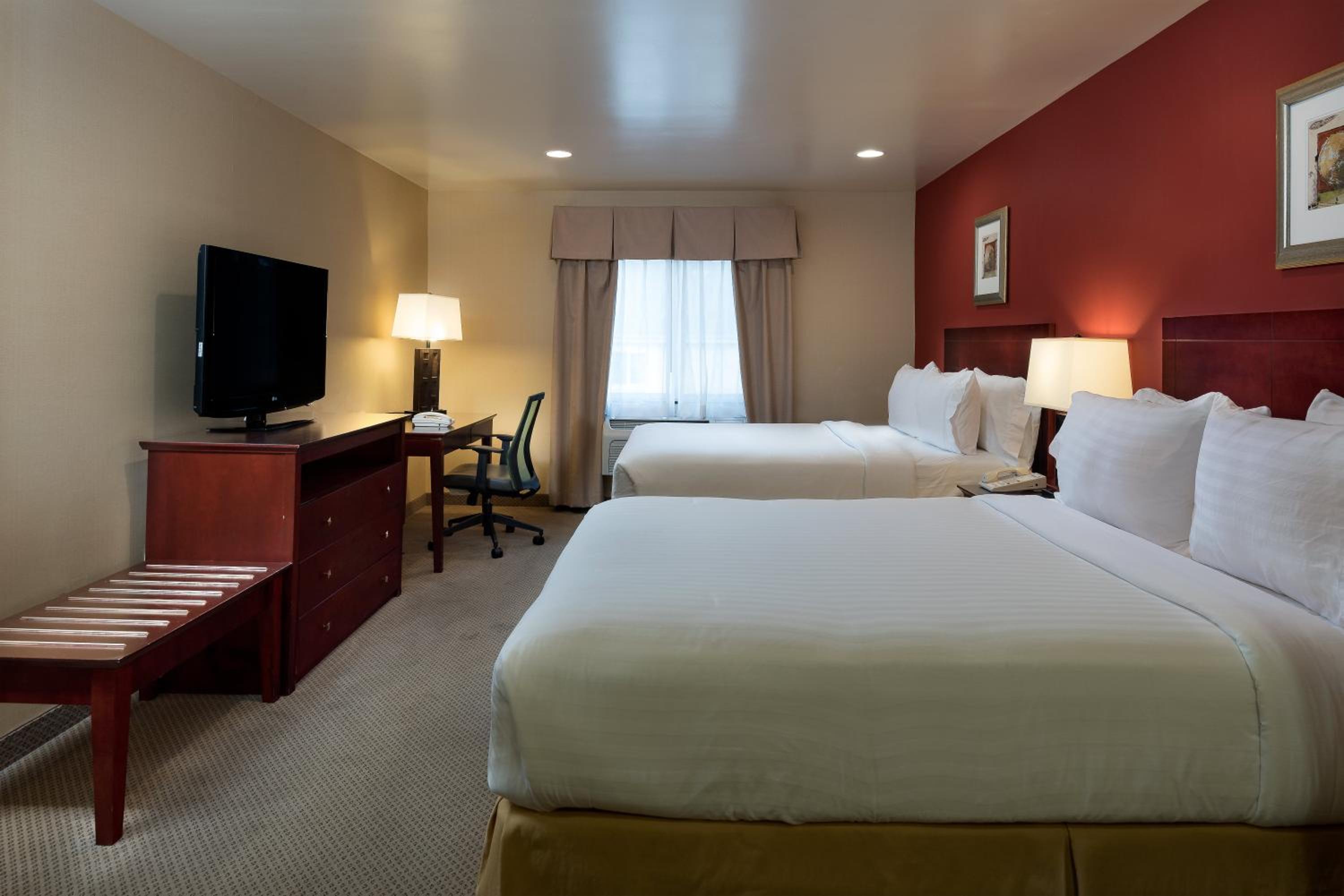 Standard Queen Room with Two Queen Beds - Photo 2