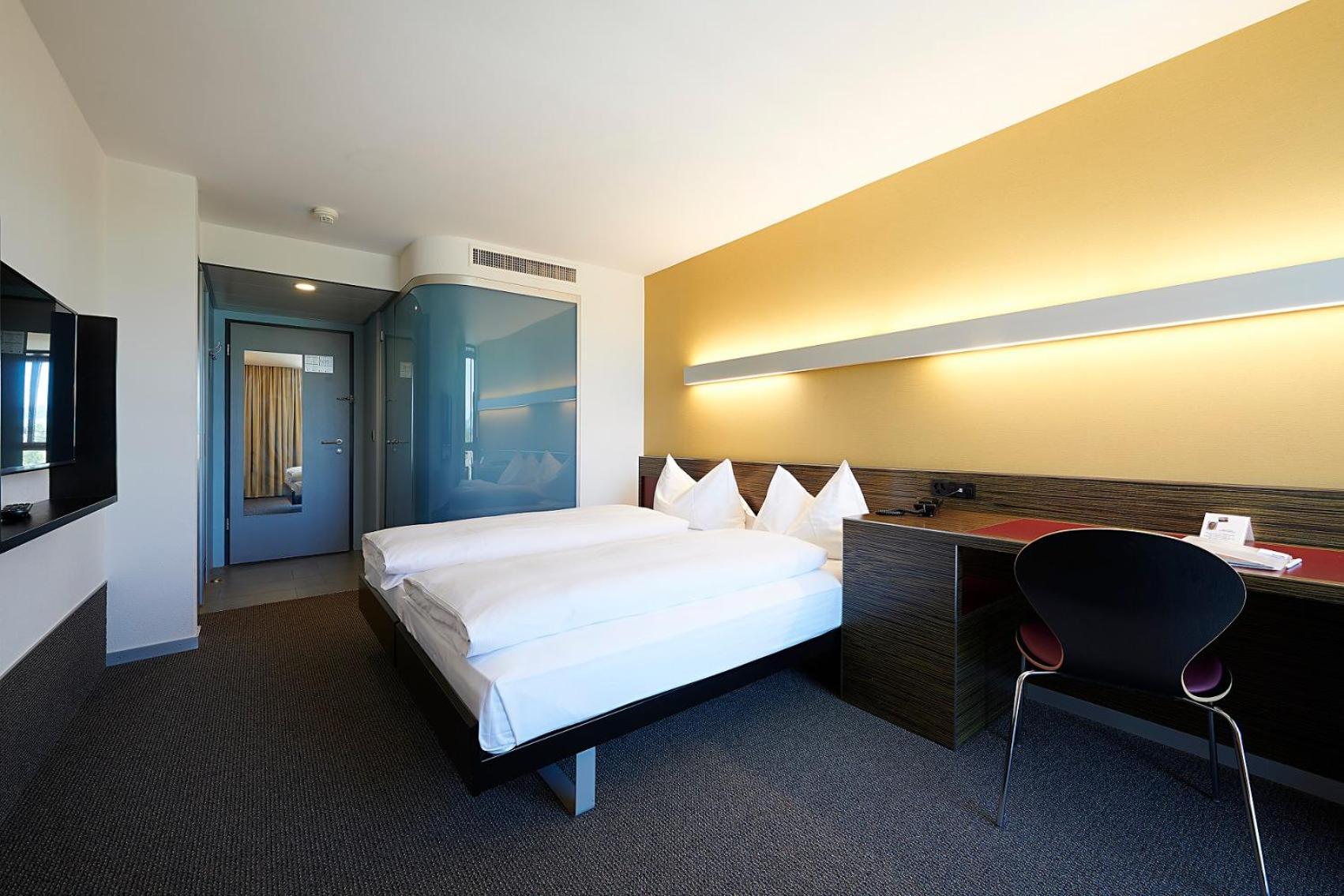 Double or Twin Room with City View - Photo 3
