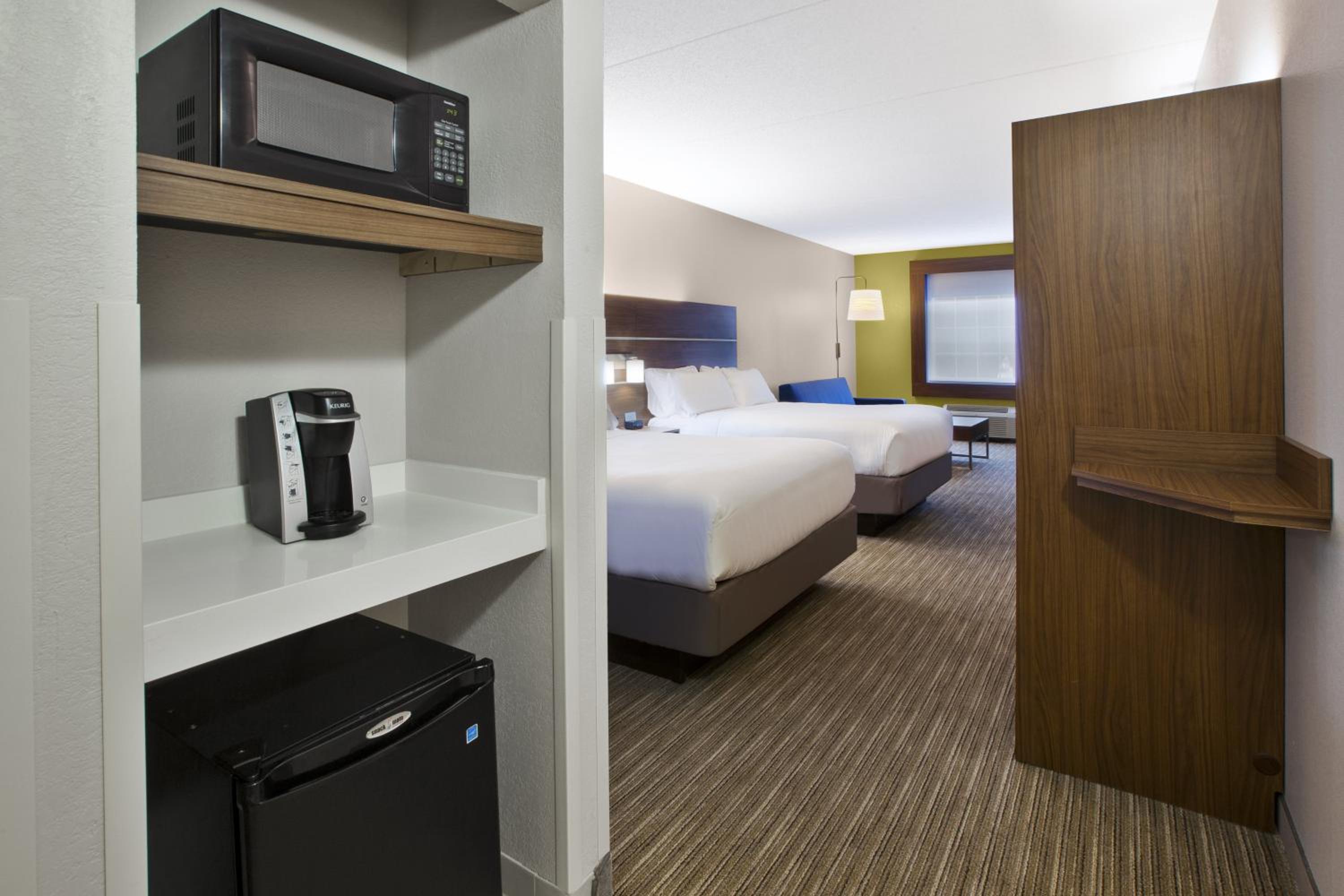 Queen Suite with Two Queen Beds - Photo 3