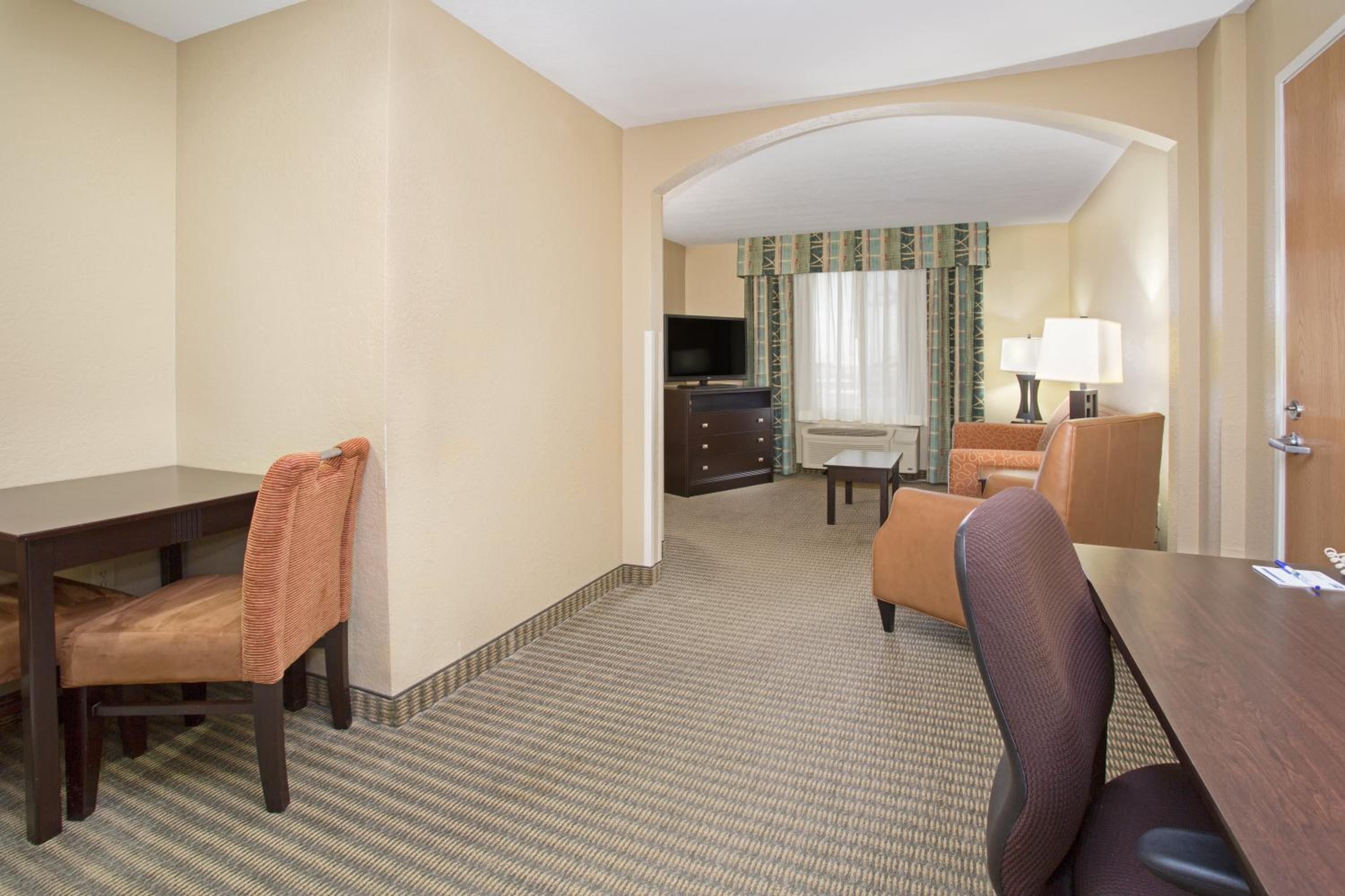 One-Bedroom Suite with Jetted Tub photo 1