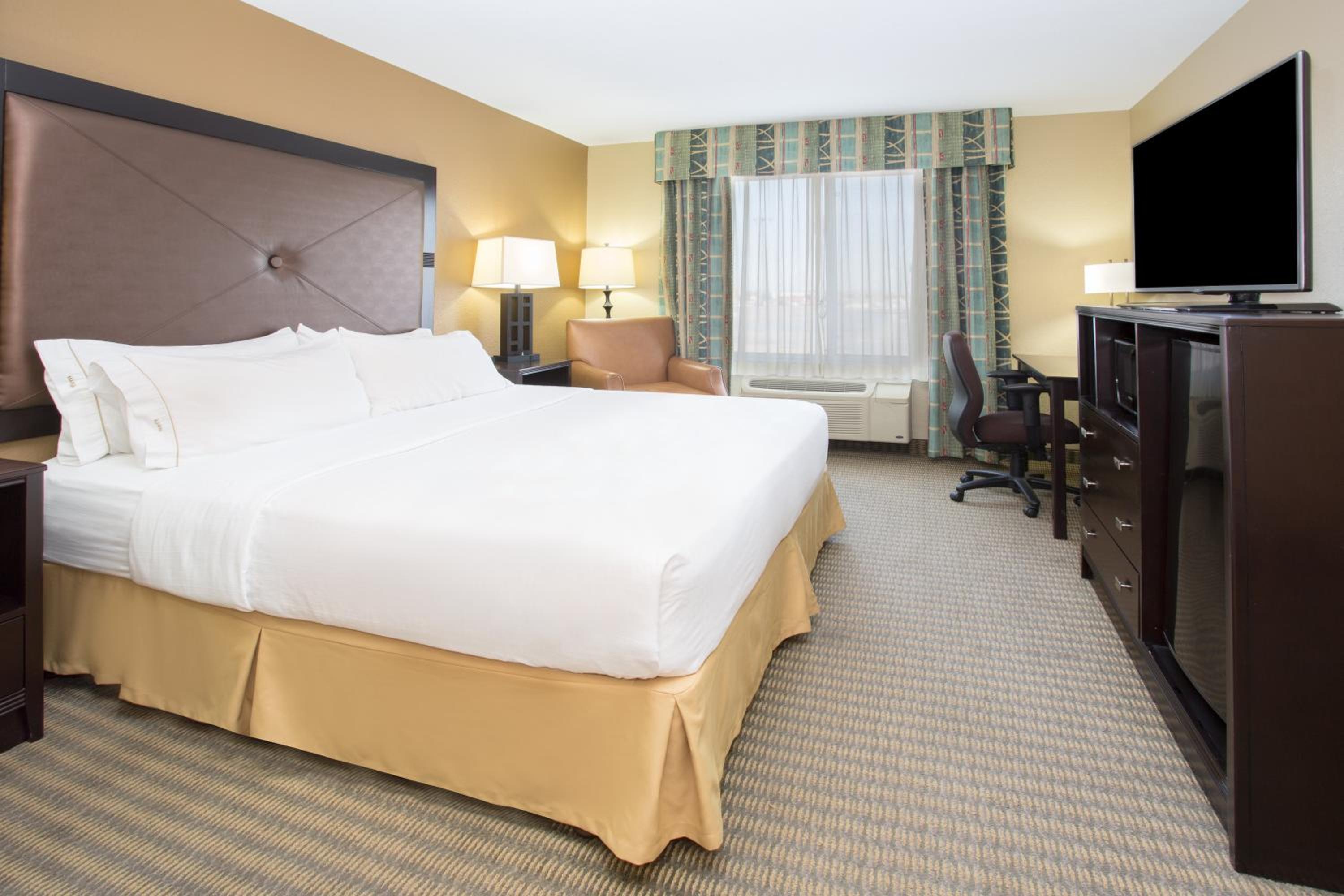 Standard King Room with Mobility Accessible Tub - Photo 1