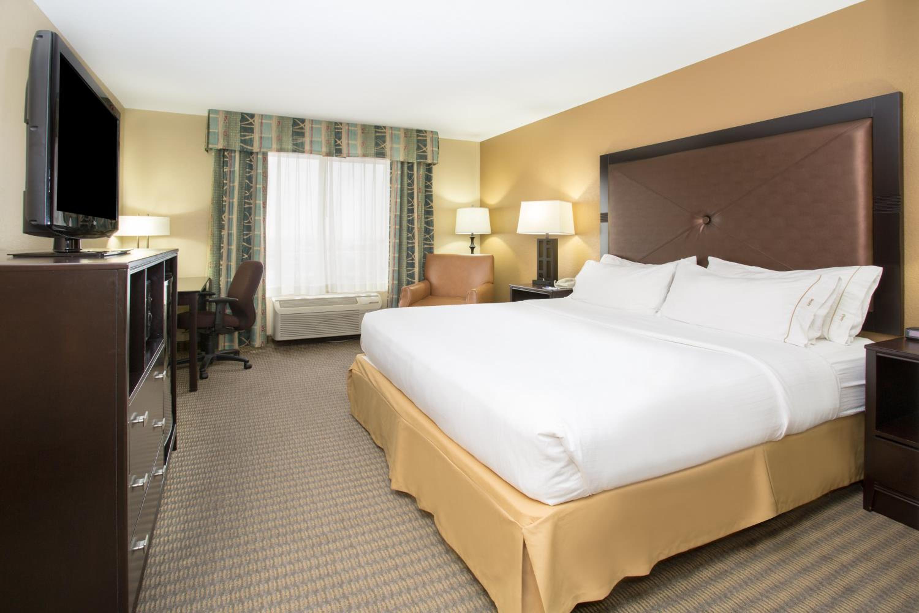 Standard King Room - Photo 3