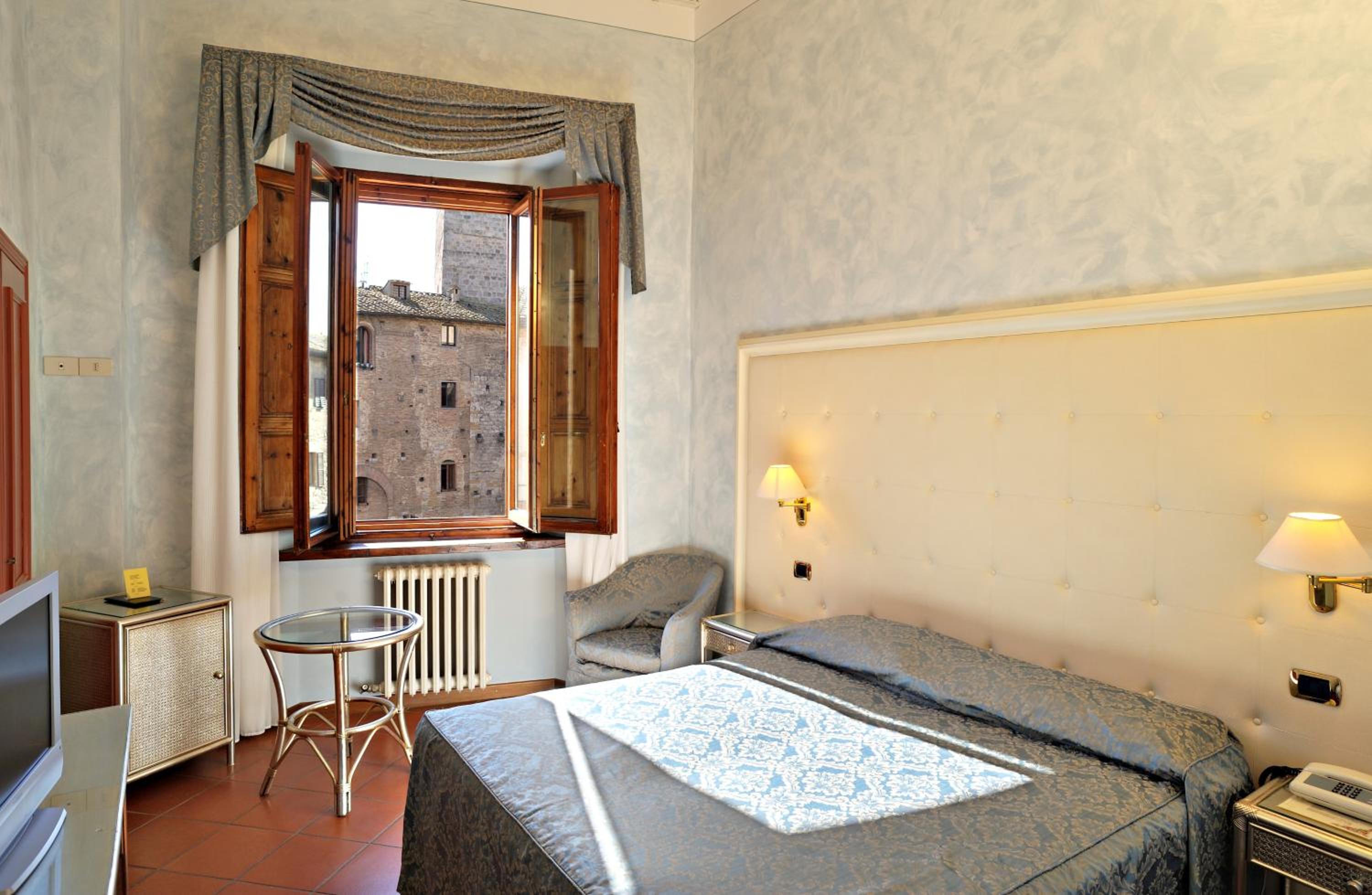 Double or Twin Room with City View - Photo 2