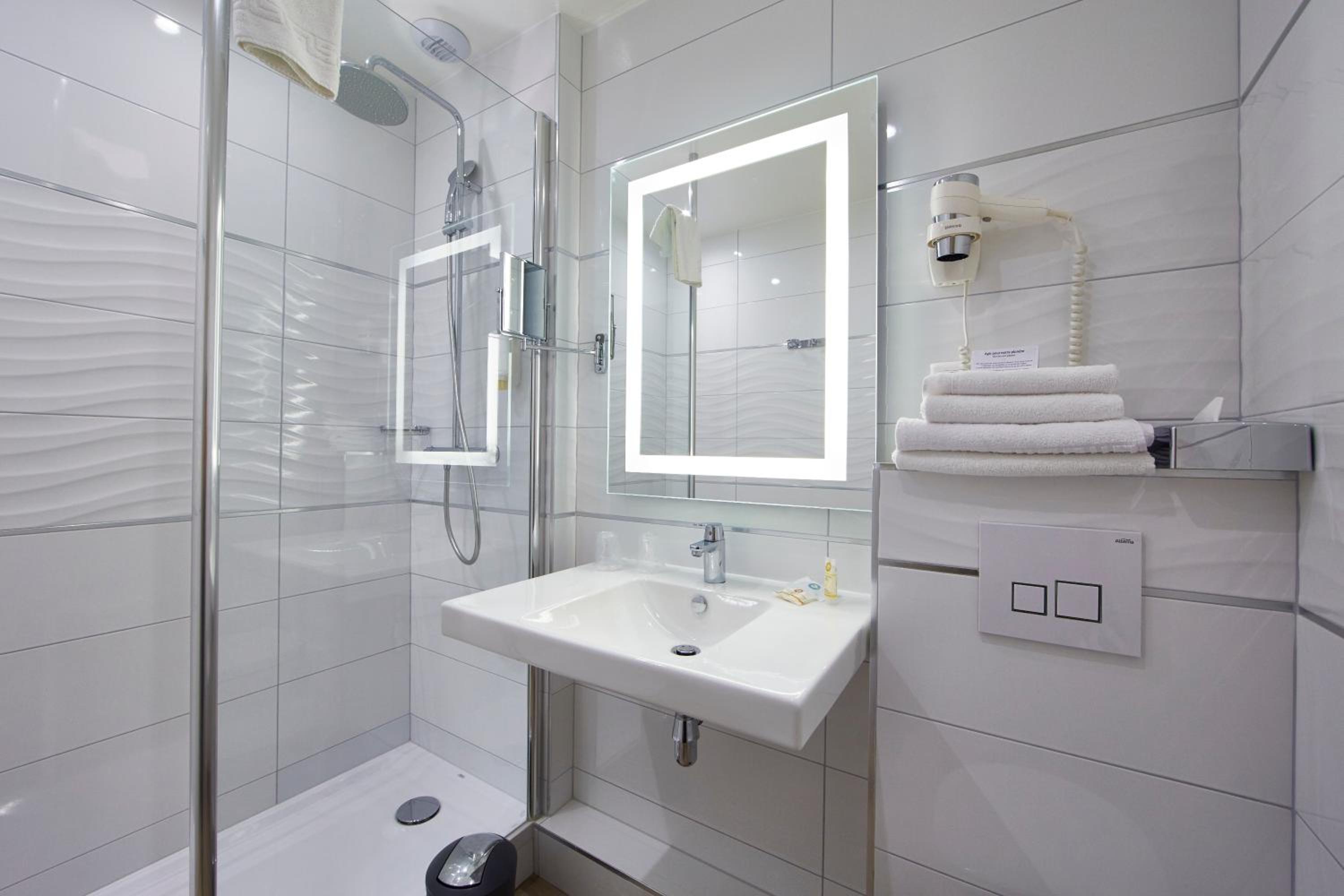 Deluxe Double or Twin Room - Photo 2