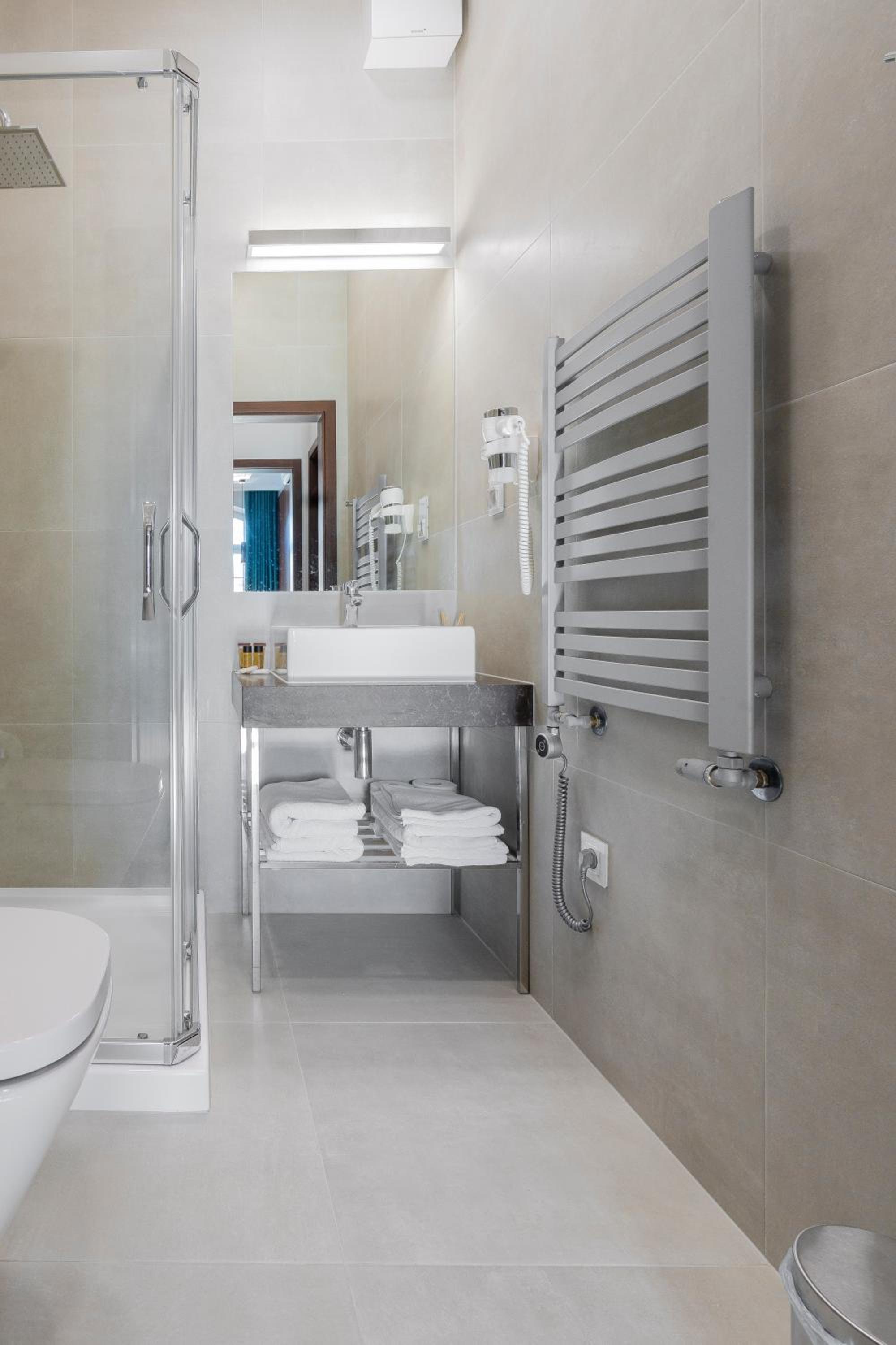 Standard Double or Twin Room - Photo 2