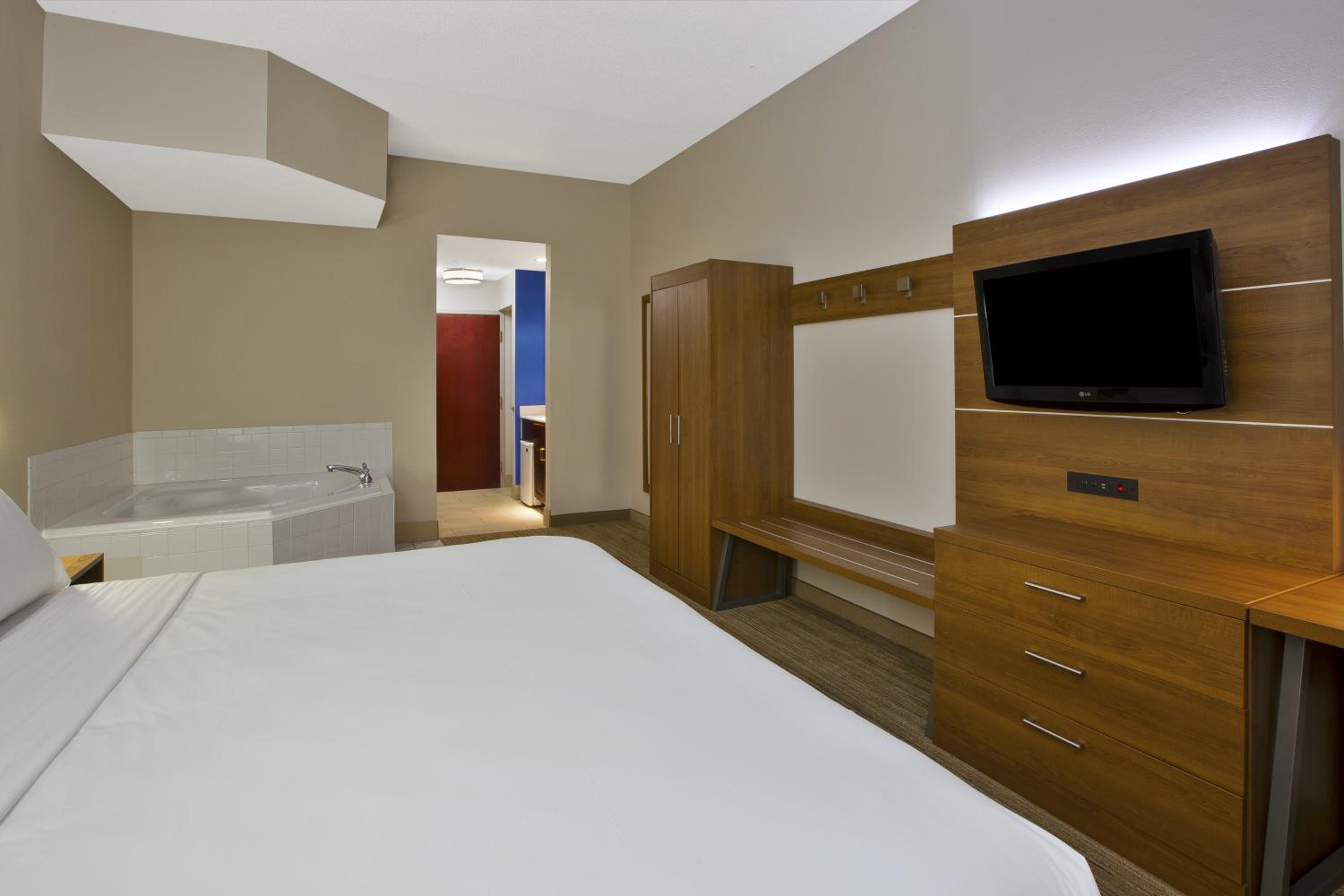 King Room with Jetted Tub photo 1