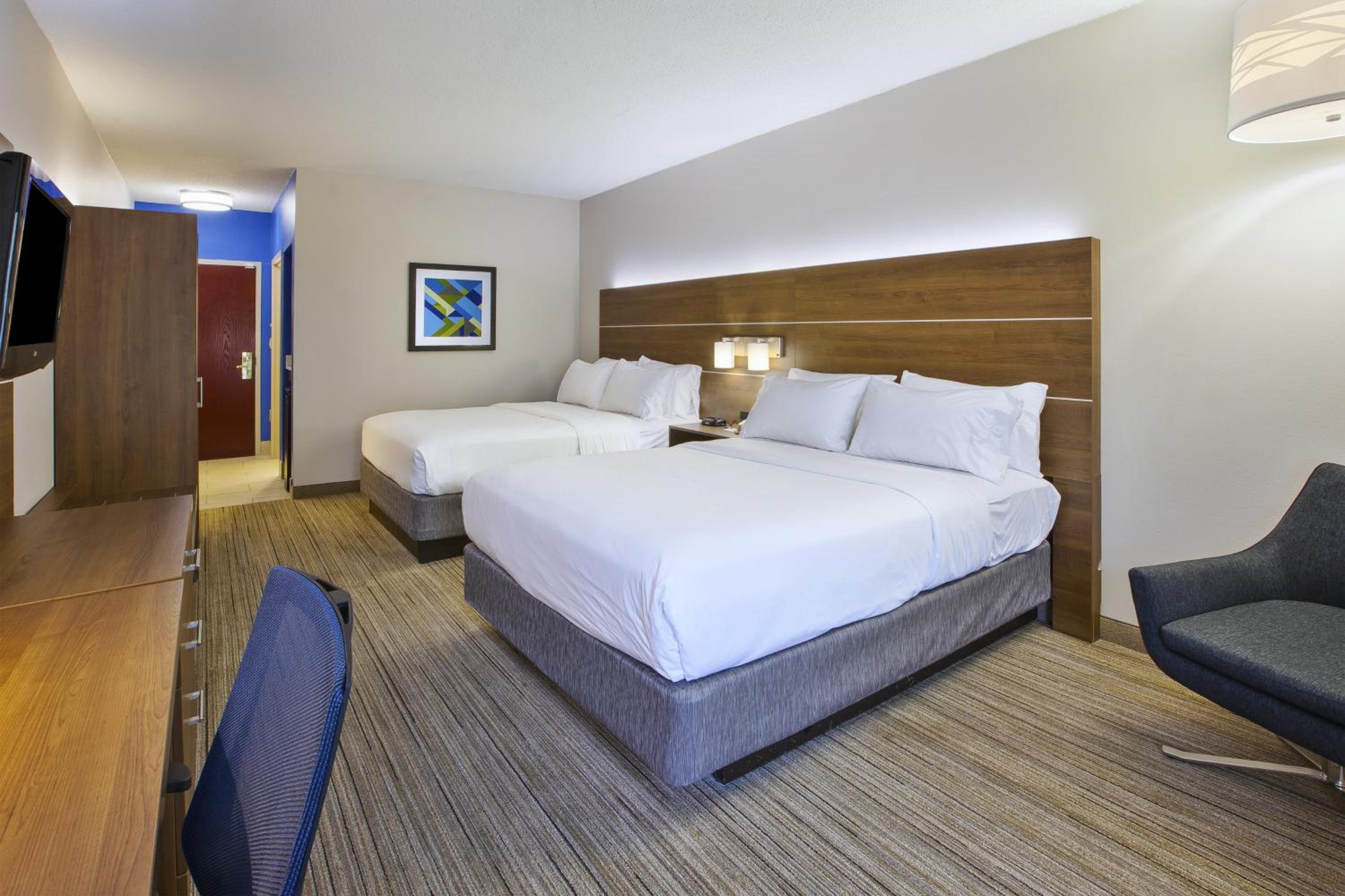 Standard Room with Two Queen Beds - Photo 3