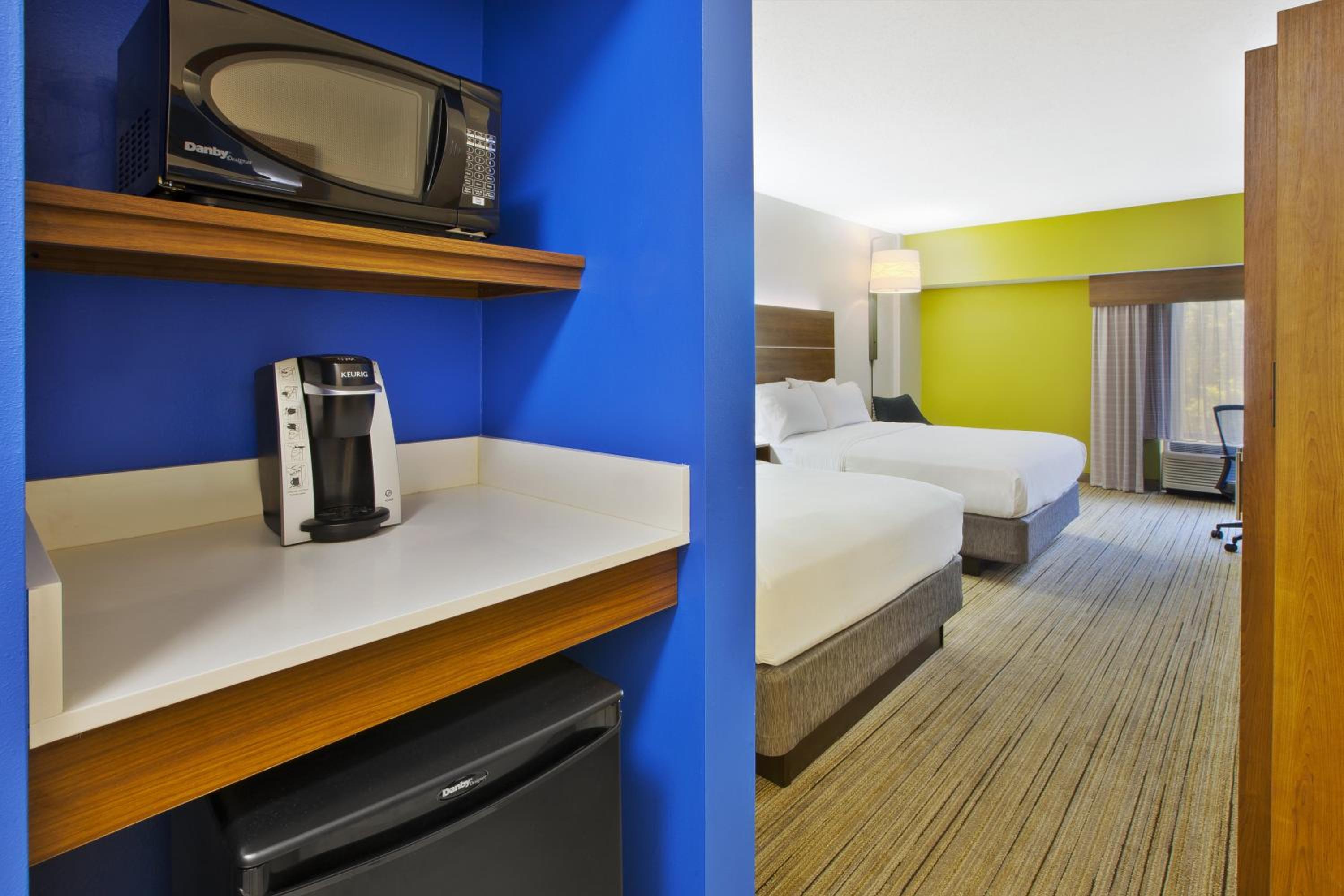 Standard Room with Two Queen Beds - Photo 5
