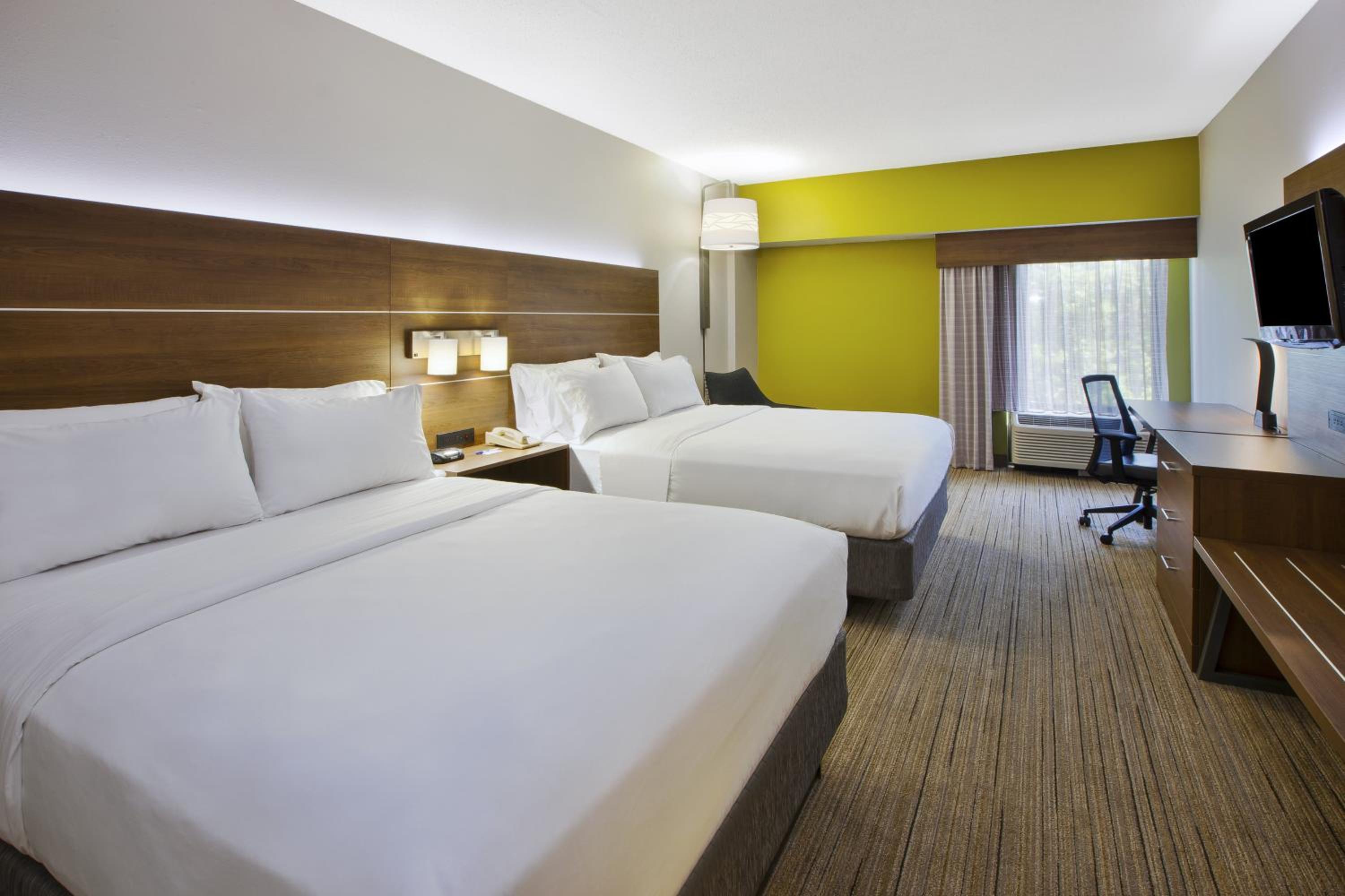 Standard Room with Two Queen Beds - Photo 2