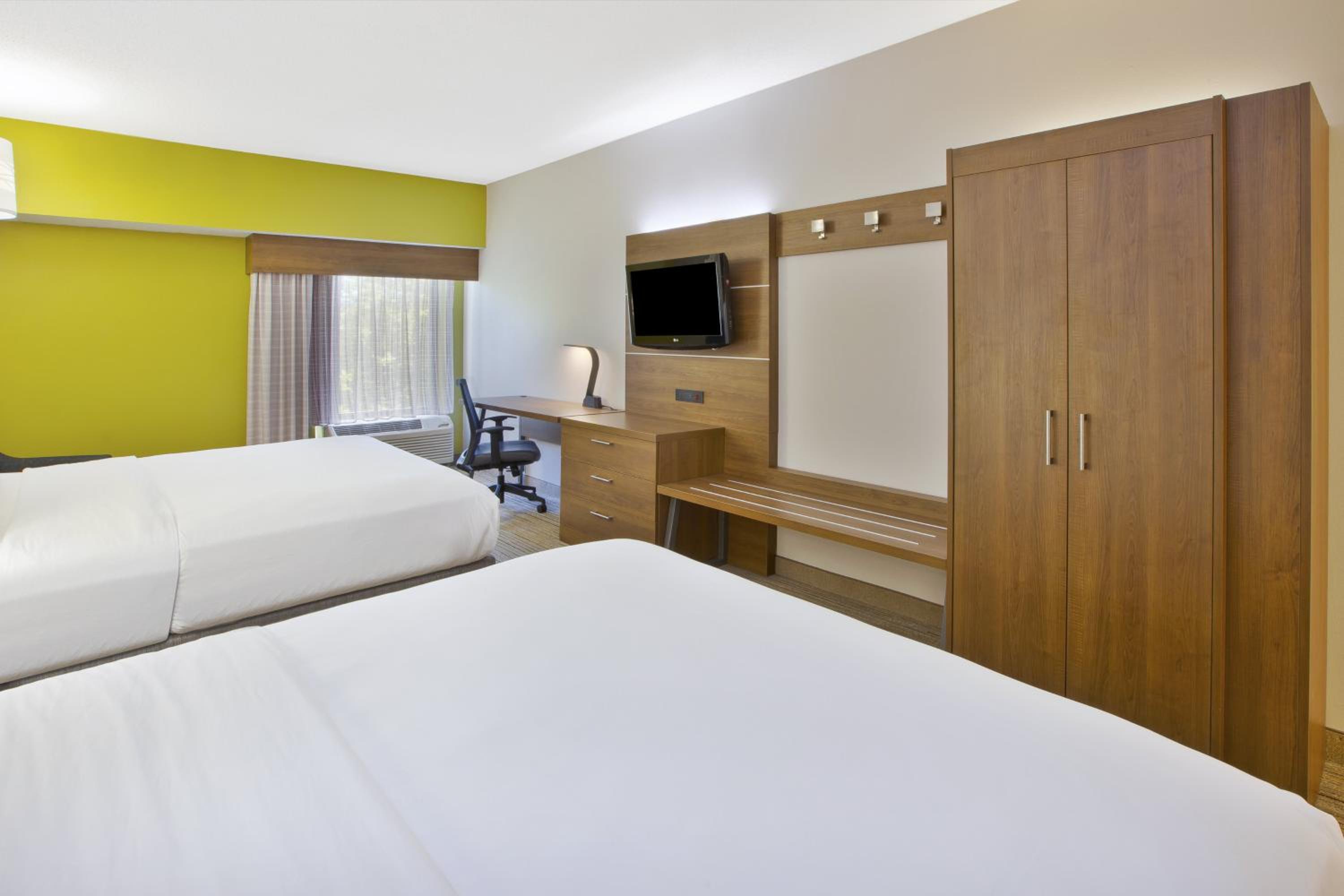 Standard Room with Two Queen Beds - Photo 1