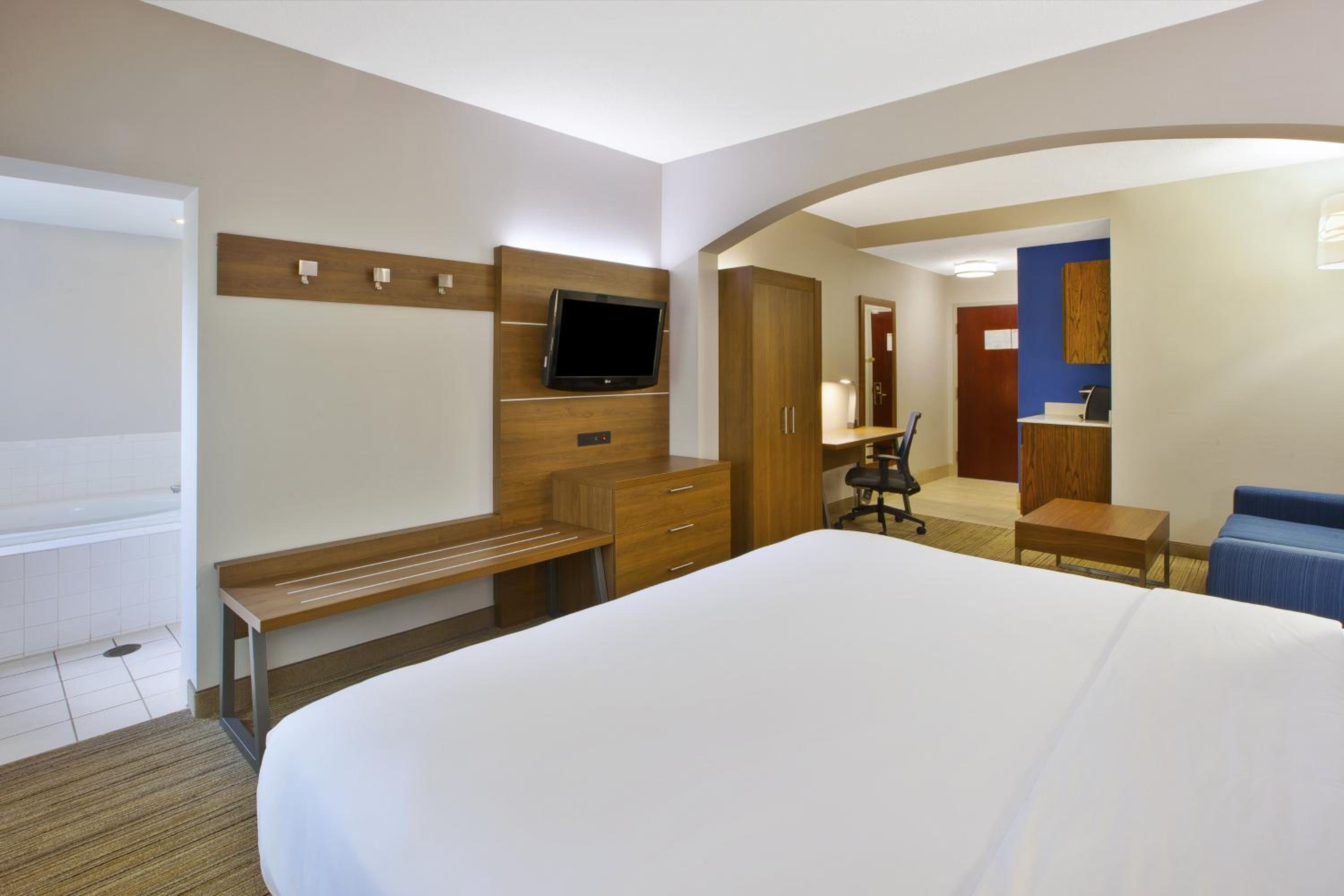 King Suite with Spa Bath - Photo 1