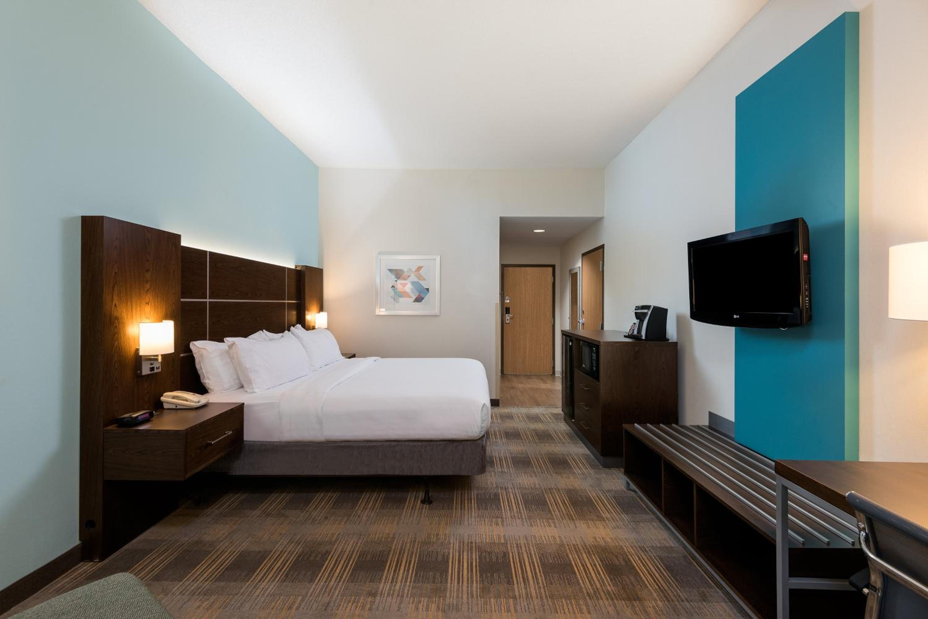 Standard King Room - Photo 5