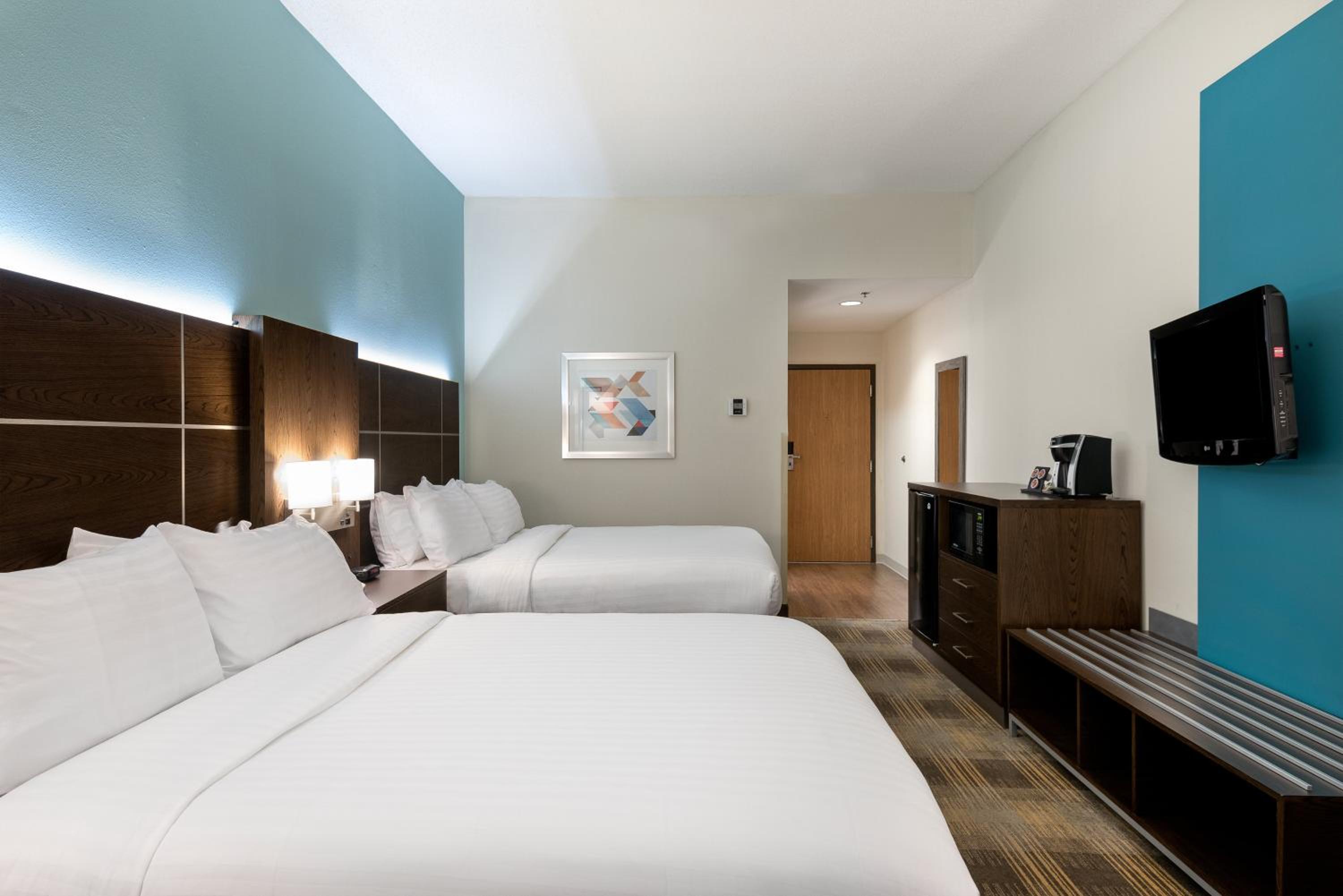Standard Queen Room with Two Queen Beds - Photo 3