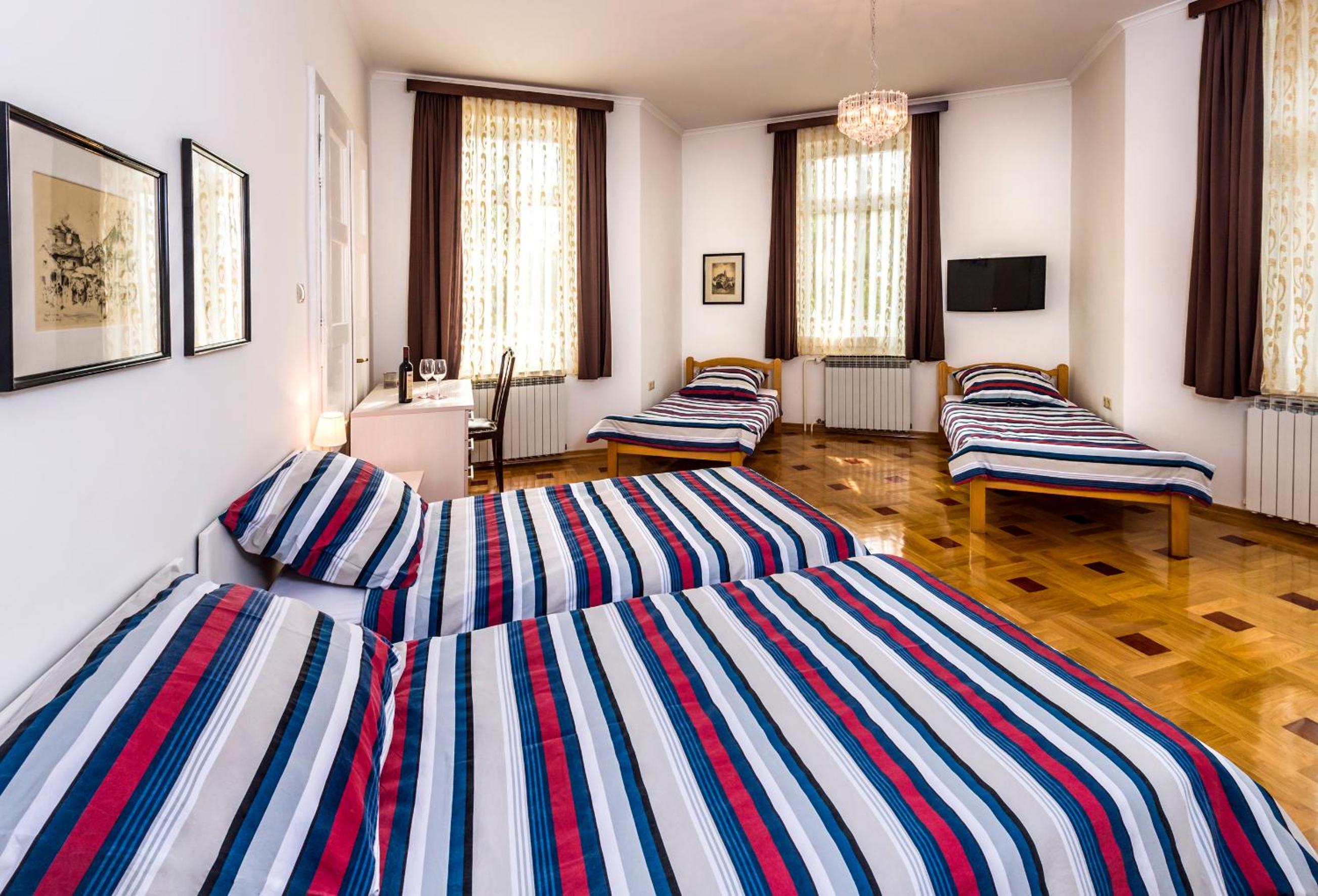 Quadruple Room with Private External Bathroom - Photo 1