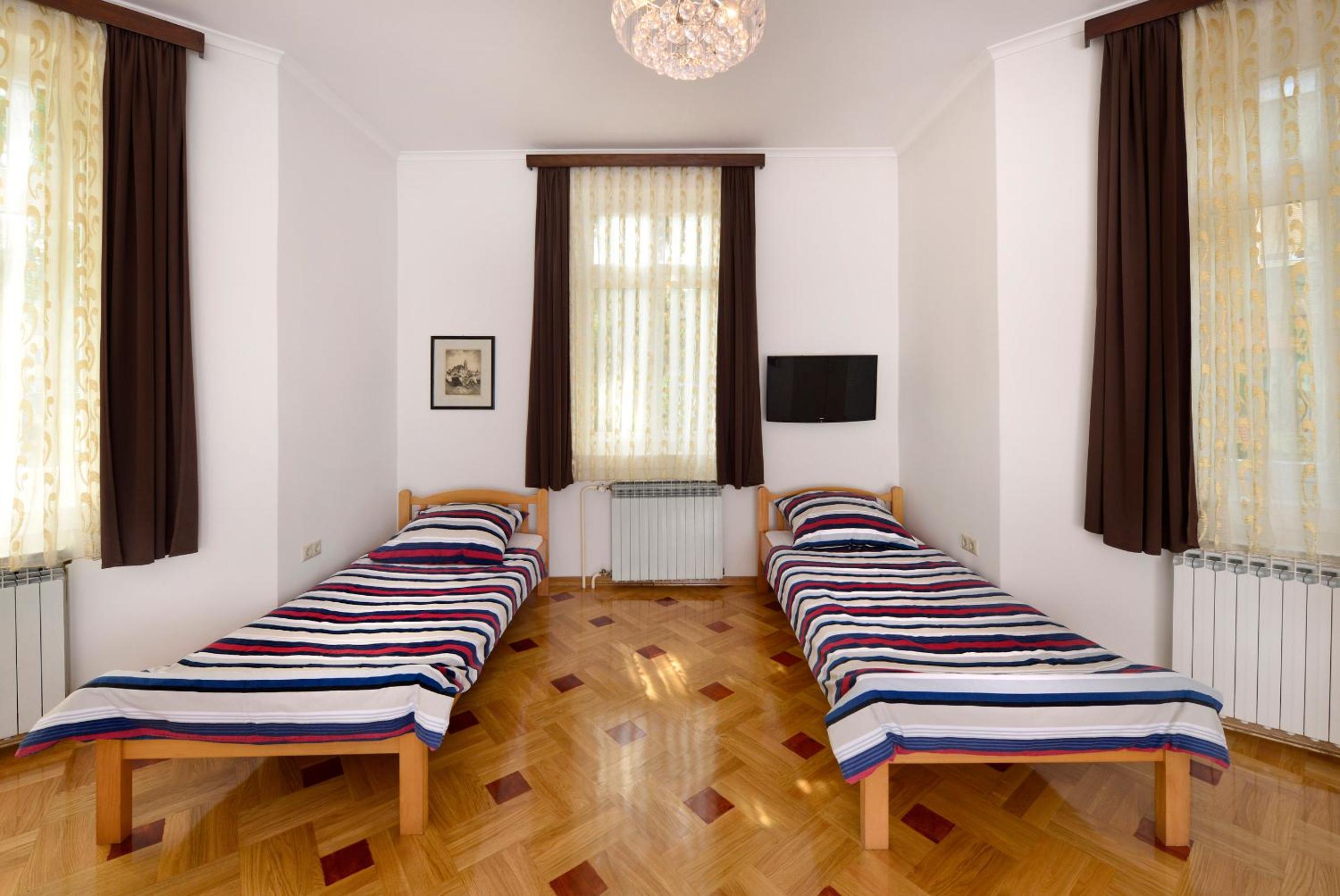Quadruple Room with Private External Bathroom - Photo 2