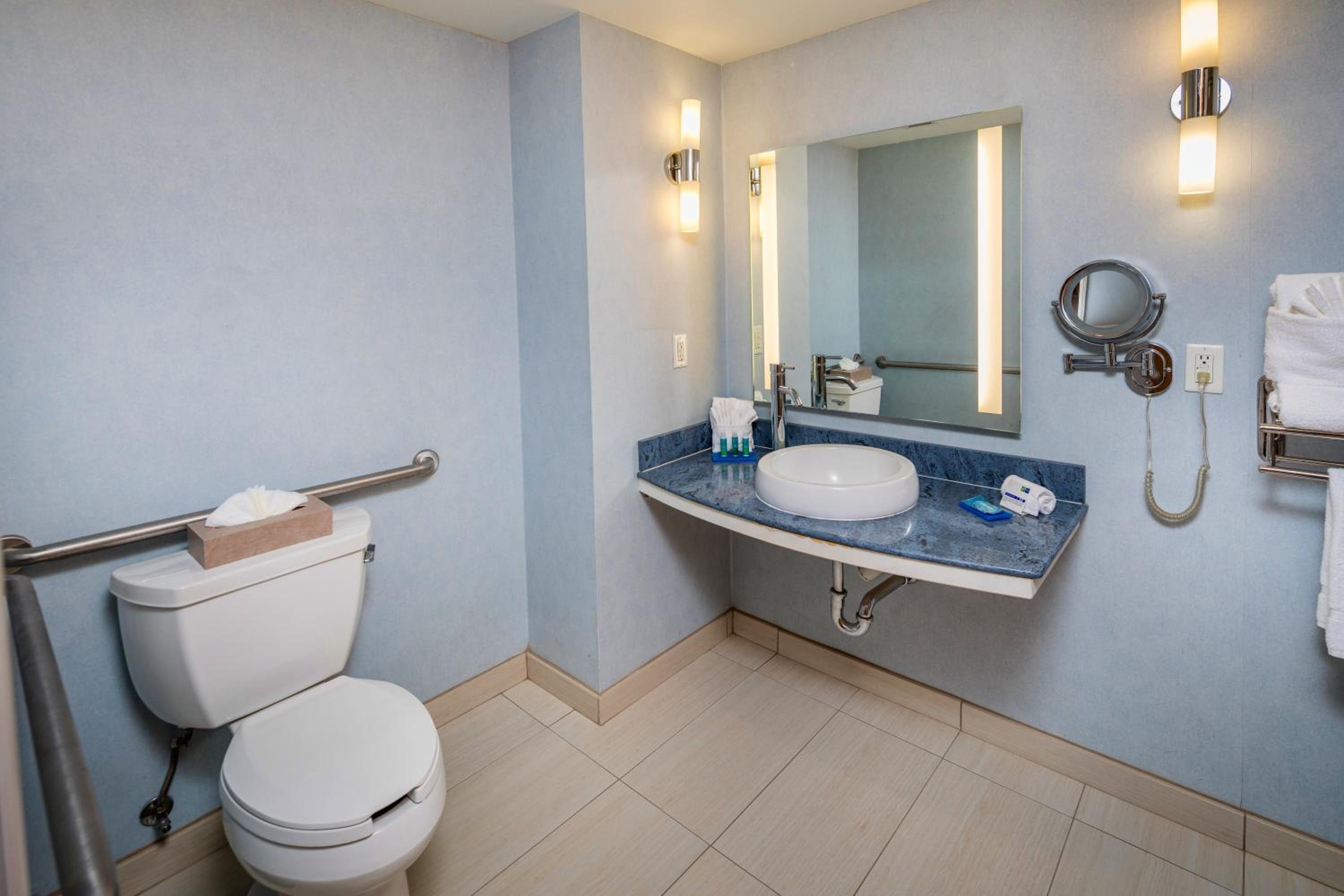 Standard Queen Room with Two Queen Beds and Tub - Communications Accessible - Photo 5