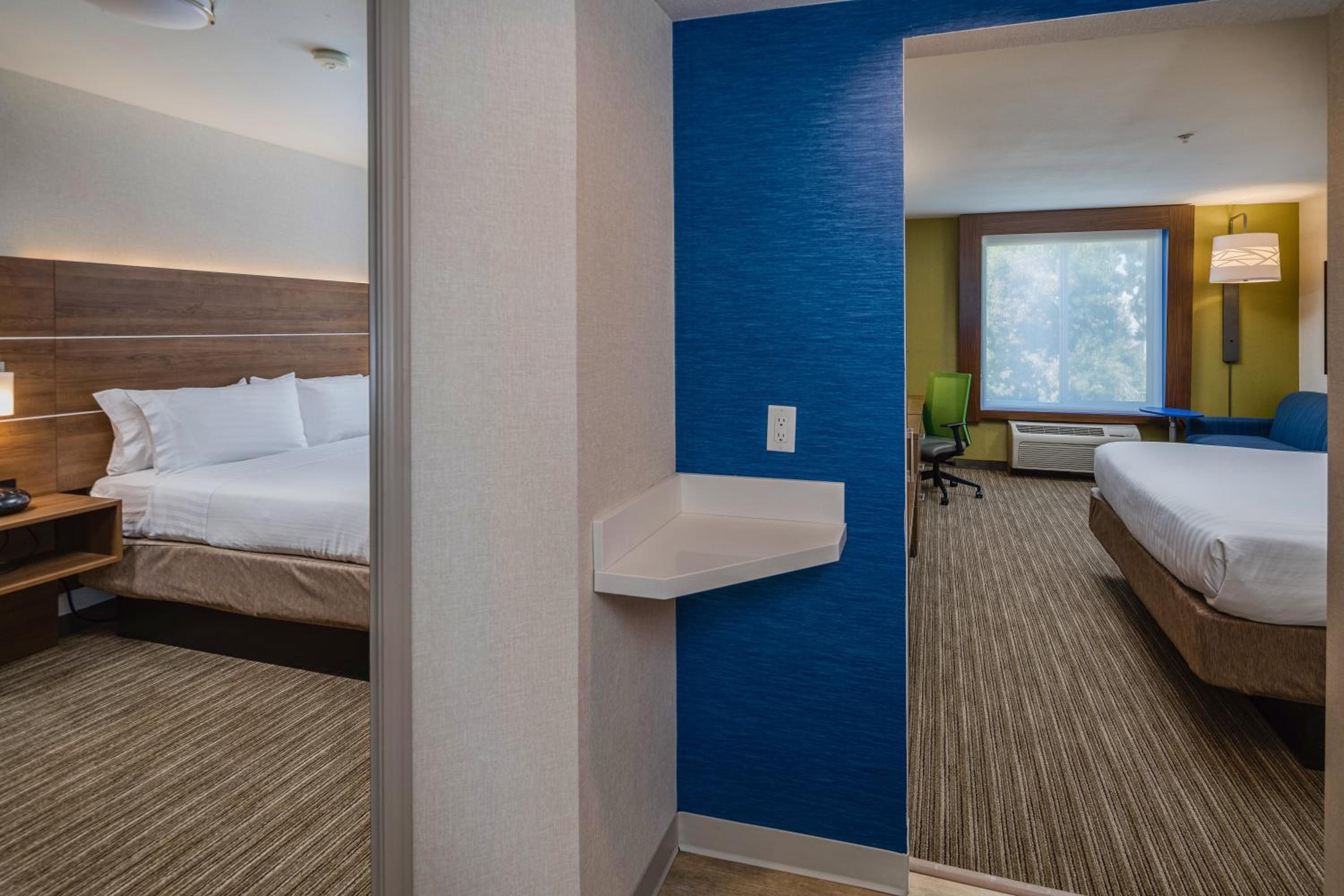 Two-Bedroom Suite - Photo 3