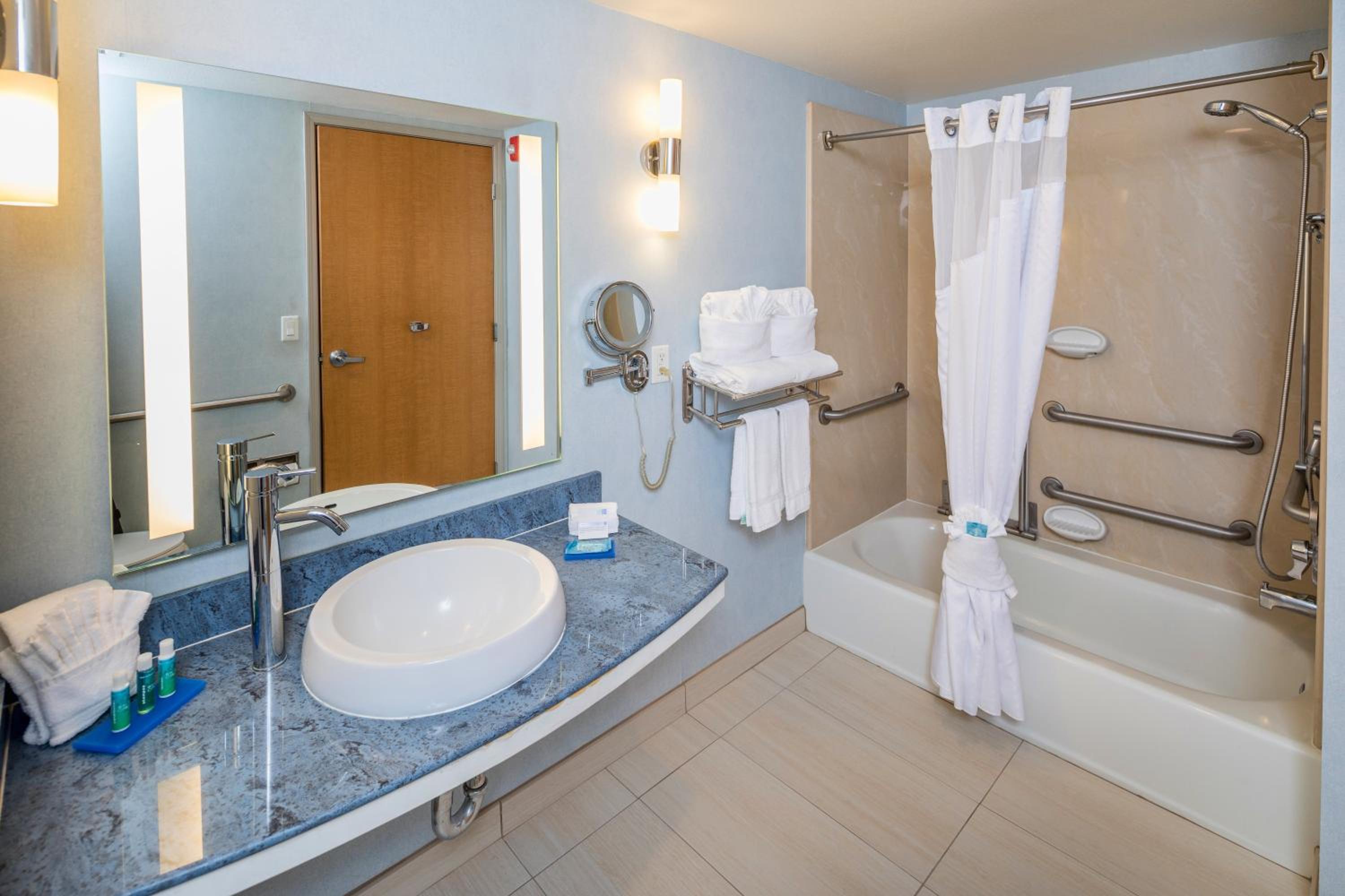 Standard Queen Room with Two Queen Beds and Tub - Communications Accessible - Photo 4