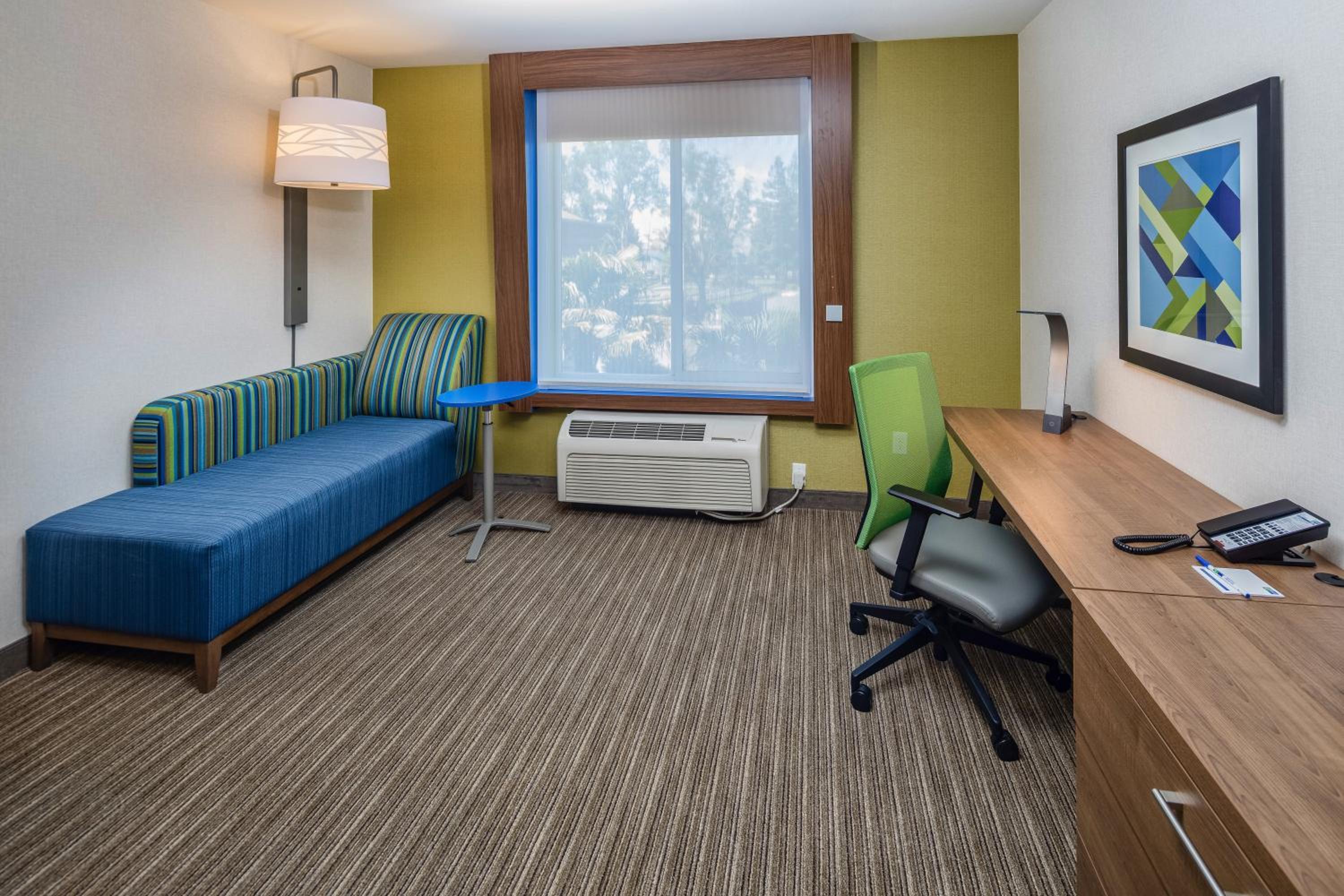 Standard King Room - Photo 11