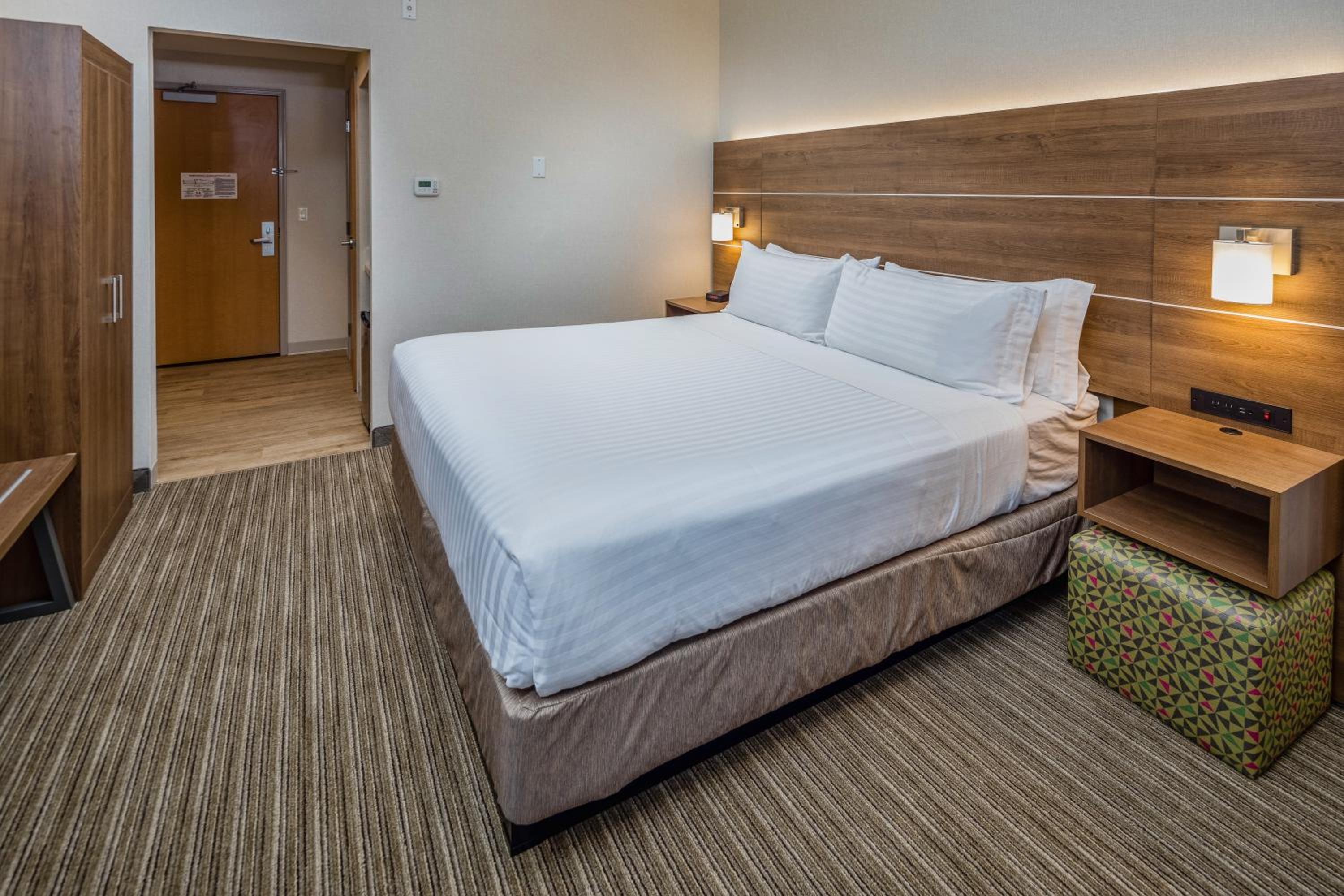 Standard King Room - Photo 9