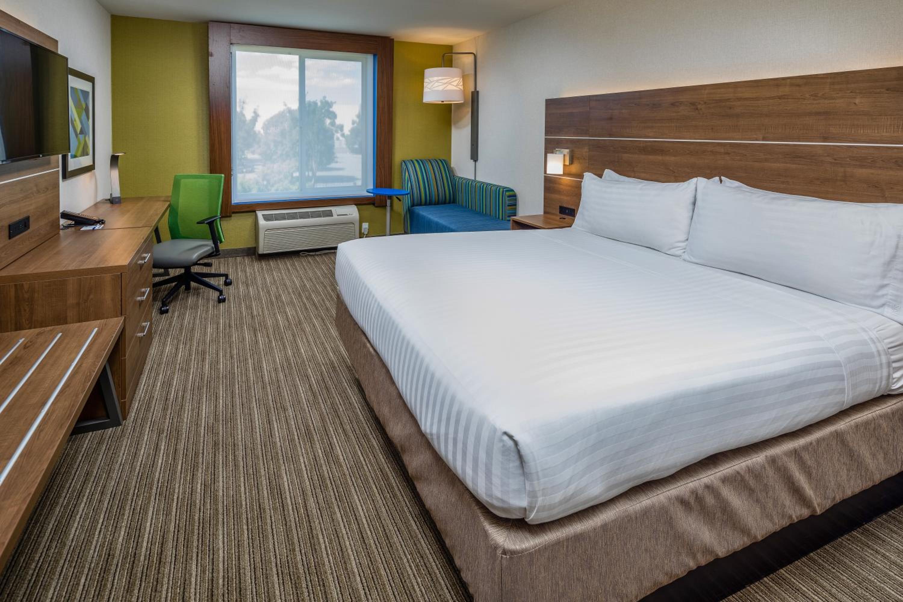 Standard King Room - Photo 8