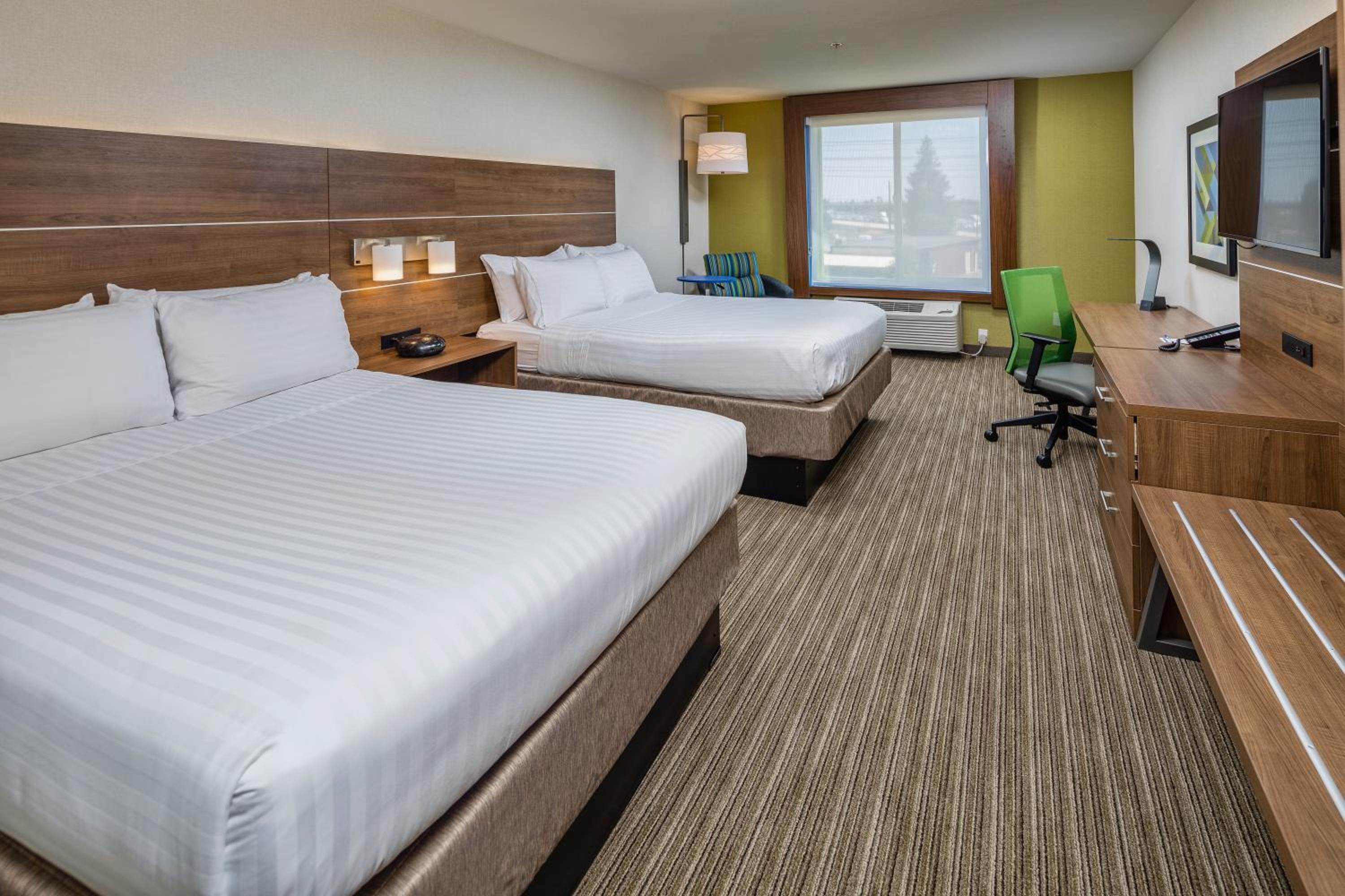 Standard Queen Room with Two Queen Beds - Photo 5