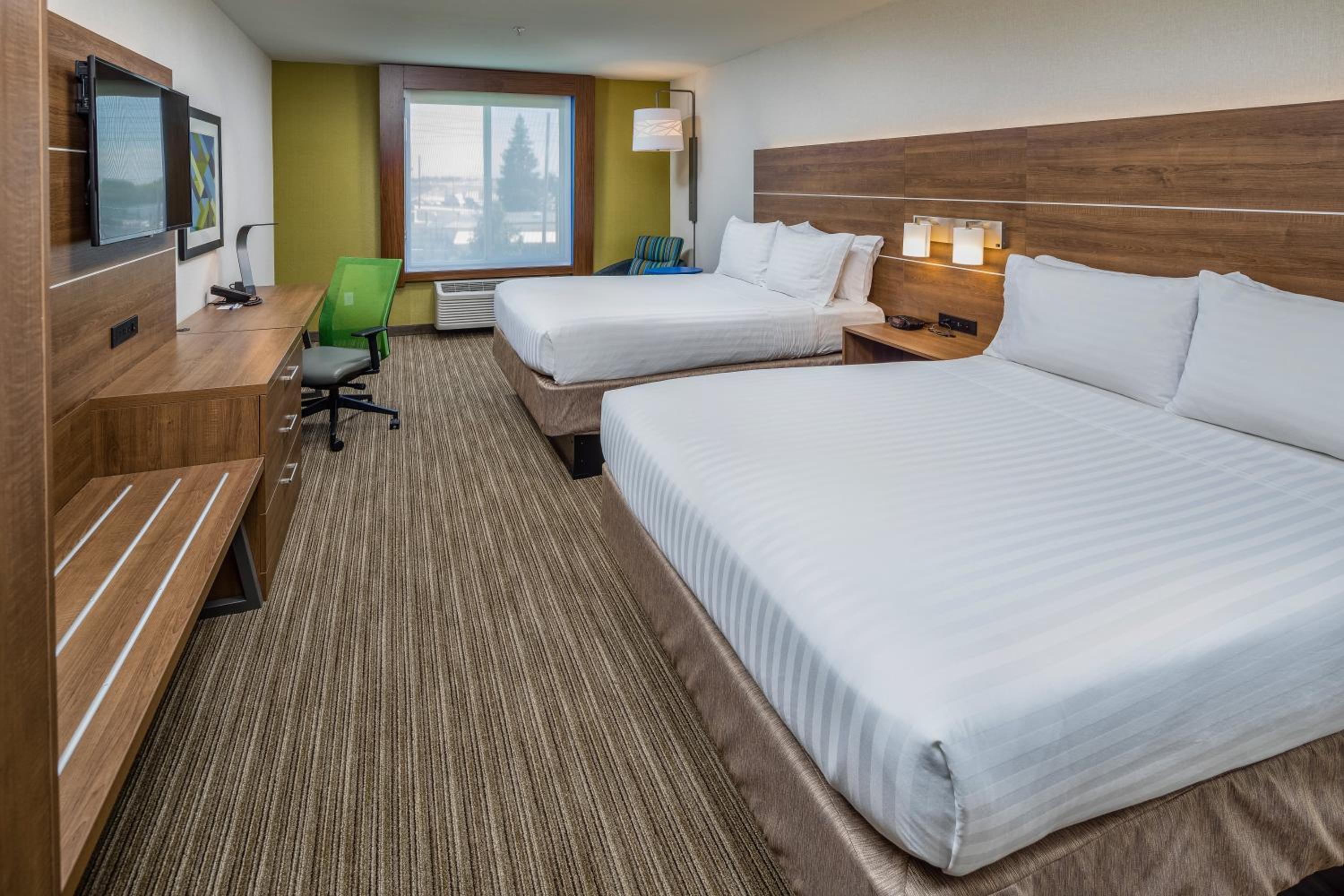 Standard Queen Room with Two Queen Beds - Photo 7