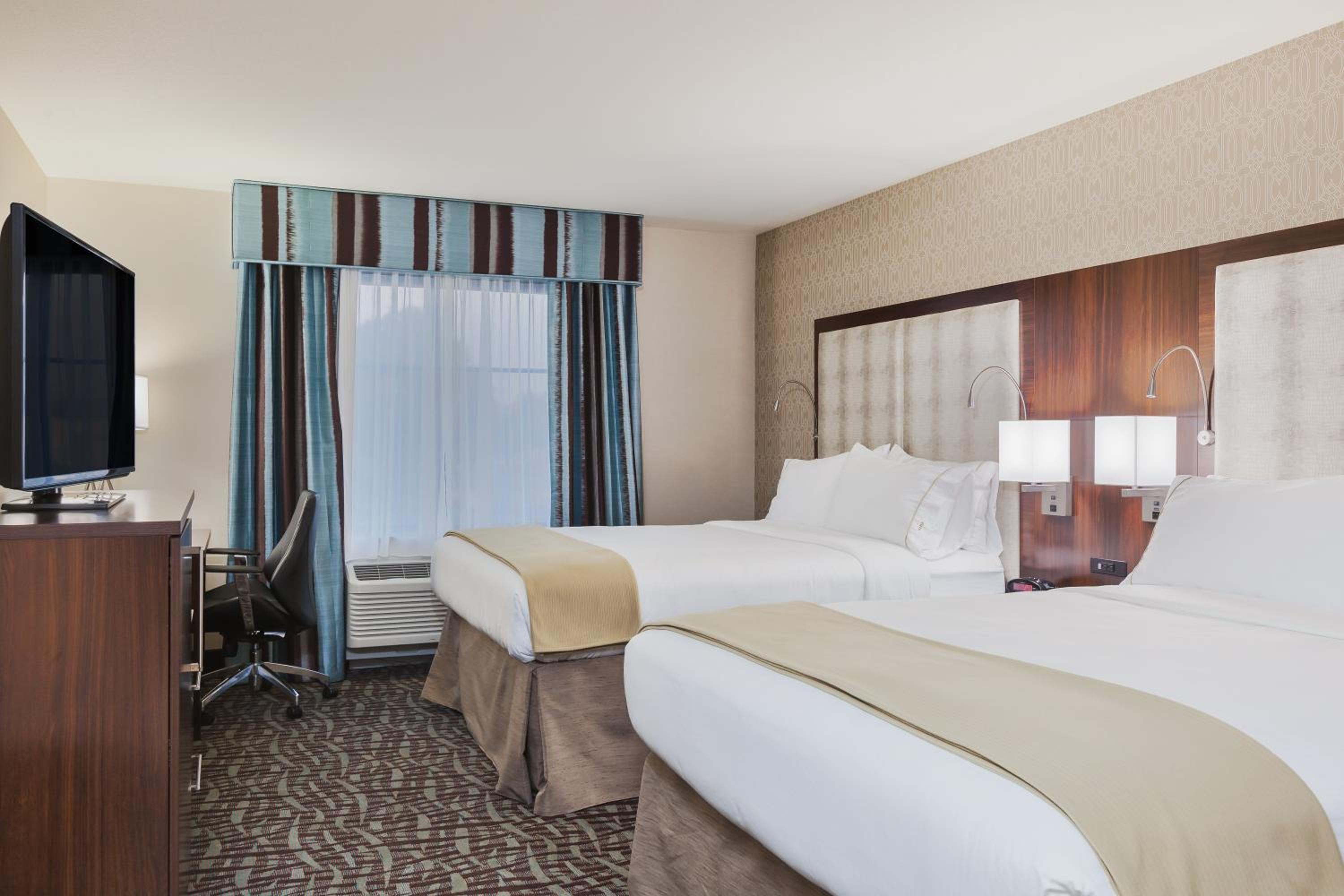 Standard Queen Room with Two Queen Beds - Communications Accessible photo 1