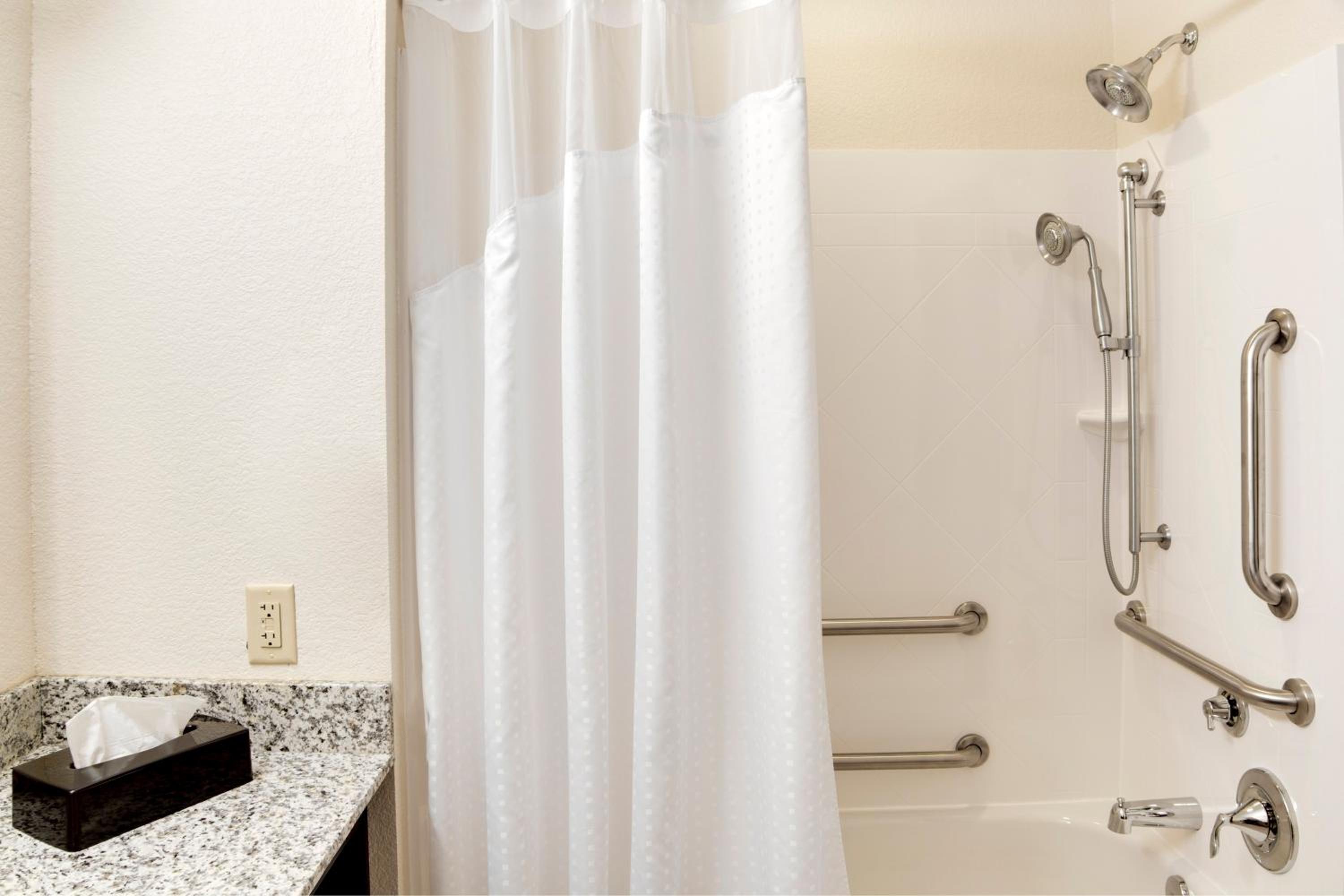 Standard Queen Room with Two Queen Beds and Mobility Accessible Tub photo 2