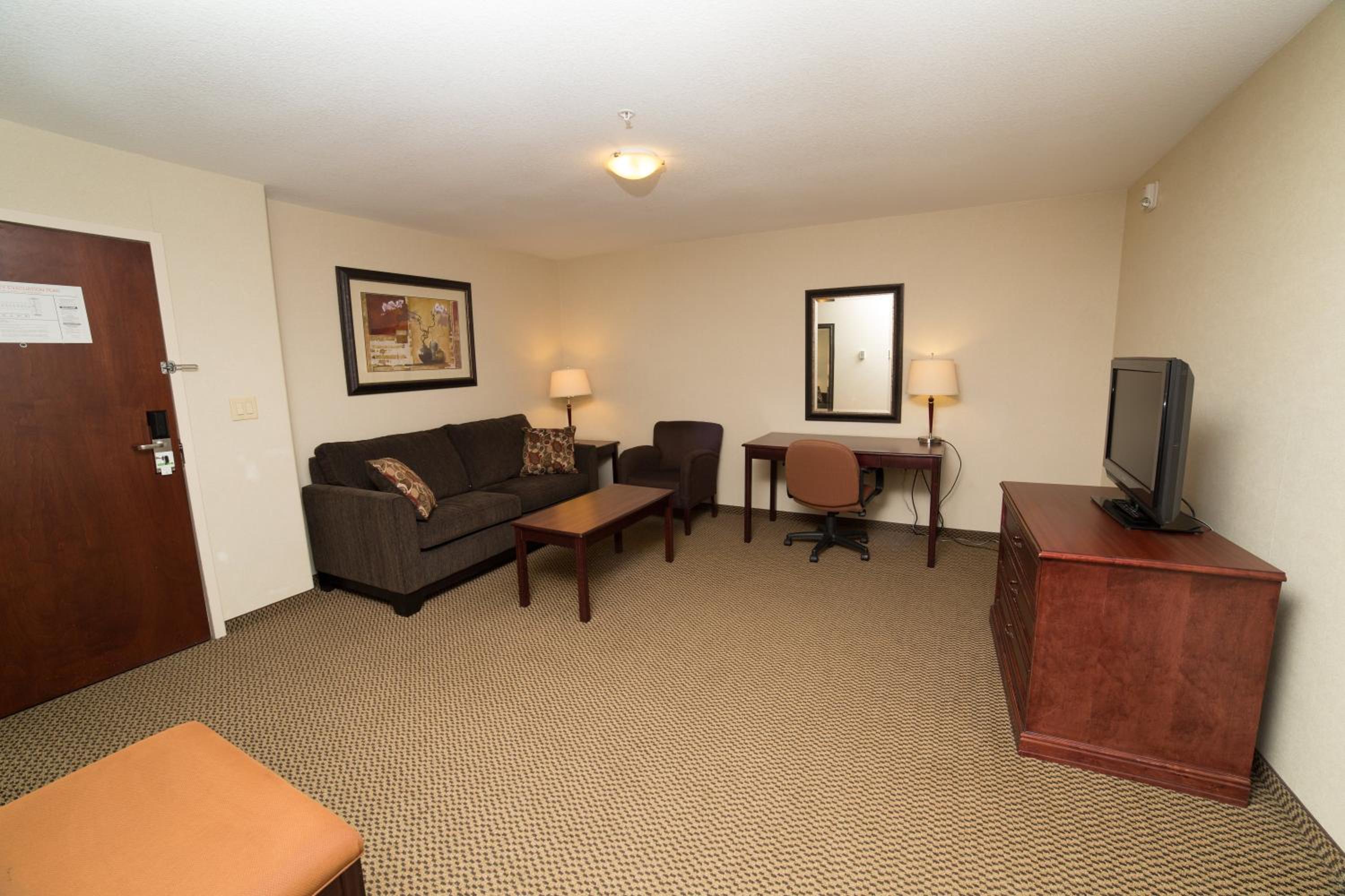 One-Bedroom King Suite - Photo 3