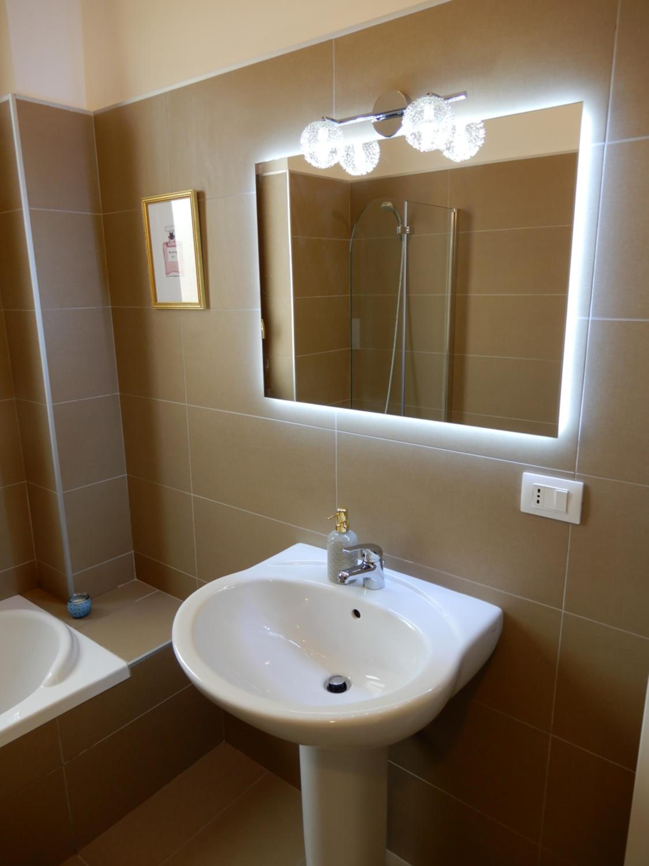 Double Room with Private Bathroom - Photo 13