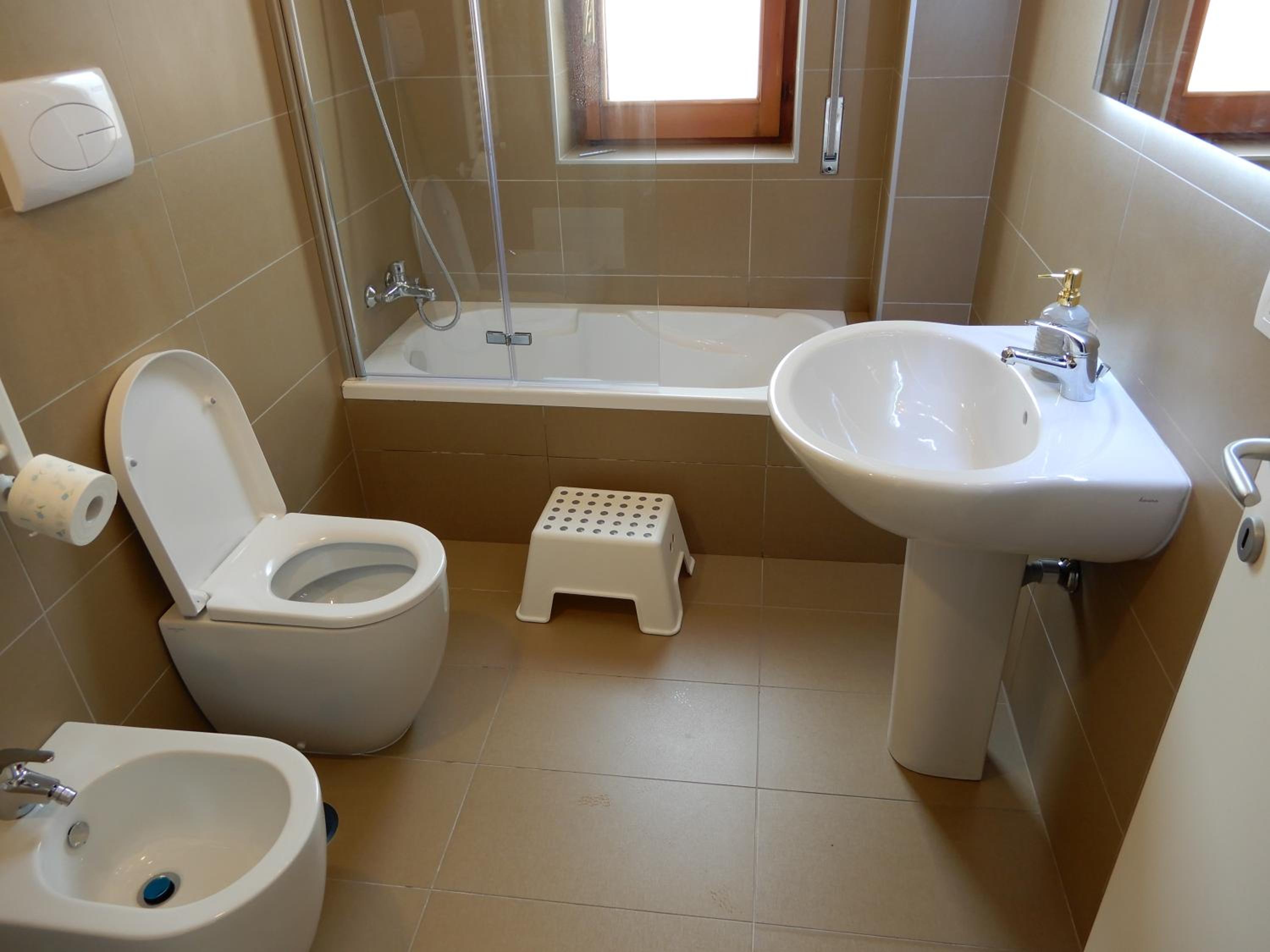 Double Room with Private Bathroom - Photo 16