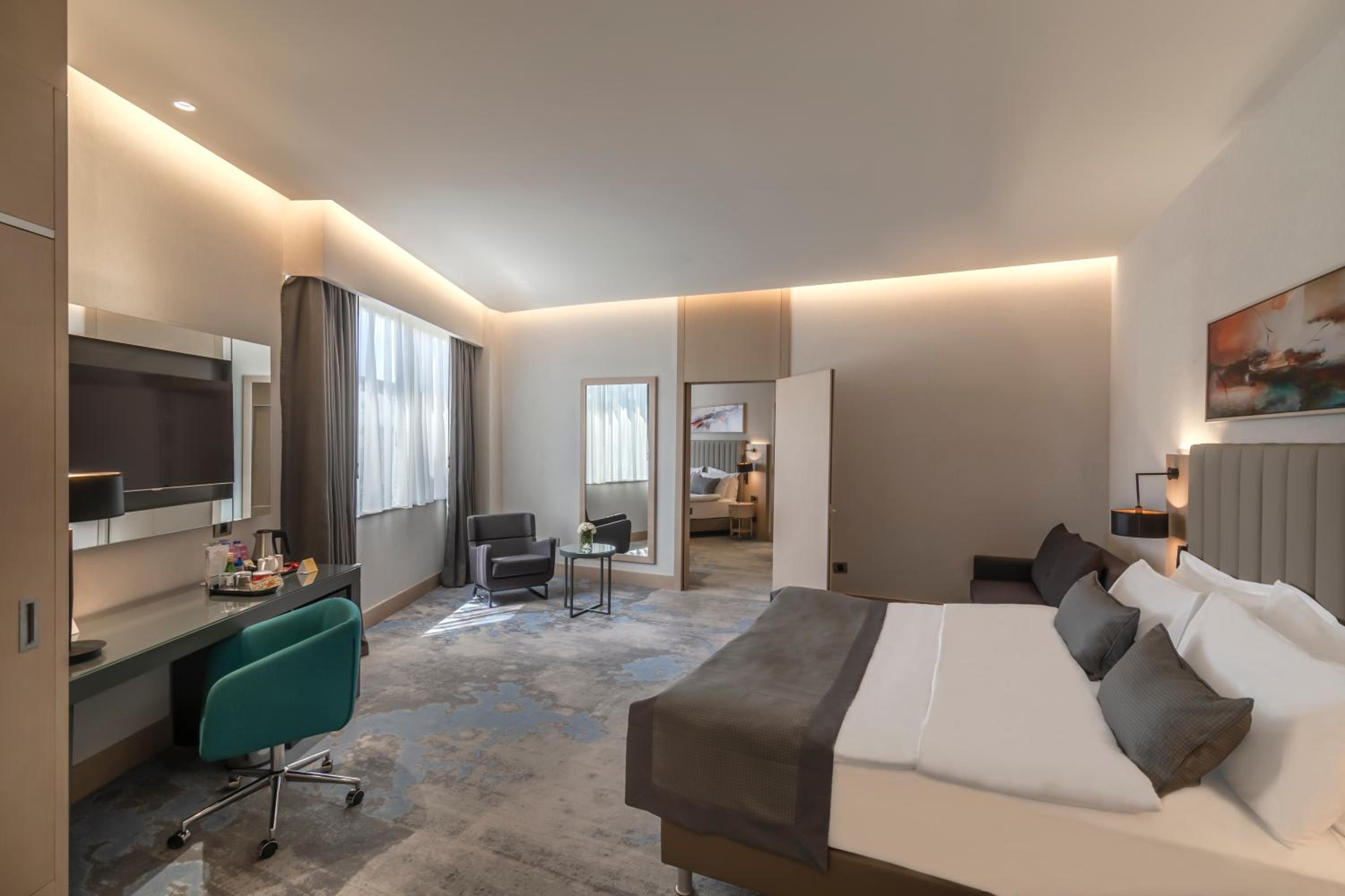 King Room - Mobility Access/Roll in Shower - Non-Smoking