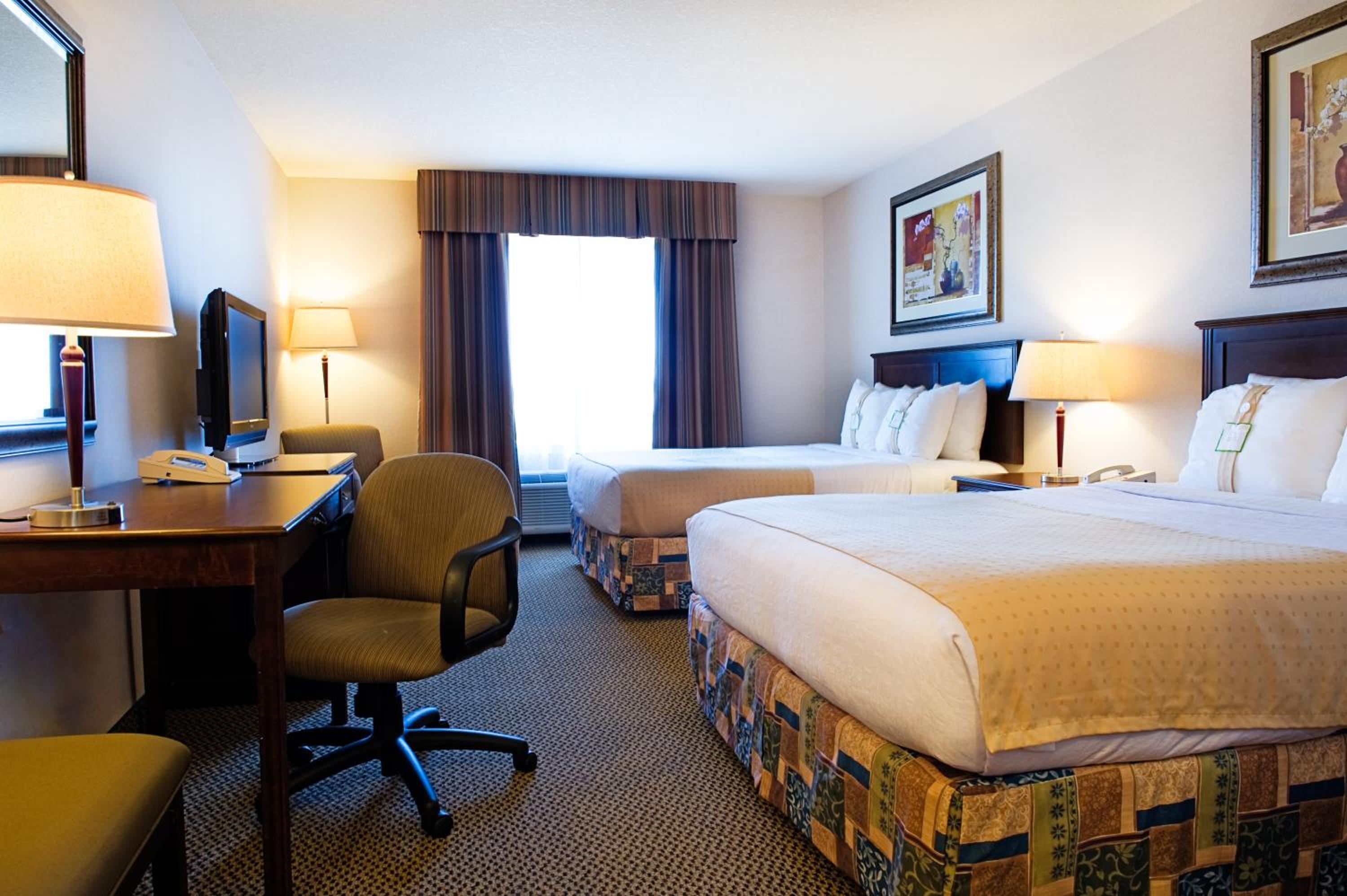 Queen Room with Two Queen Beds and Mobility Accessible Bathtub - Photo 3