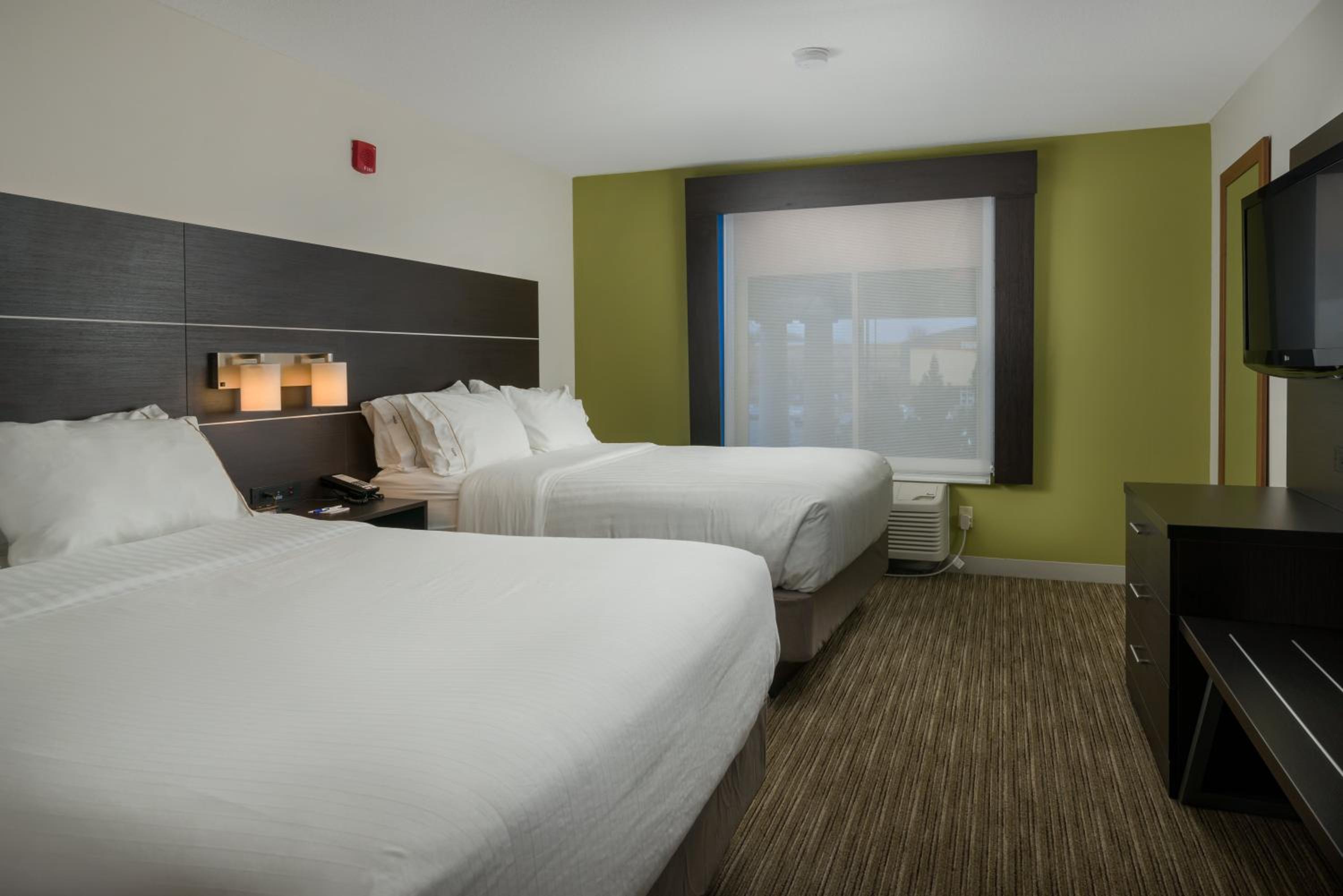 Standard Queen Room with Two Queen Beds - Photo 3