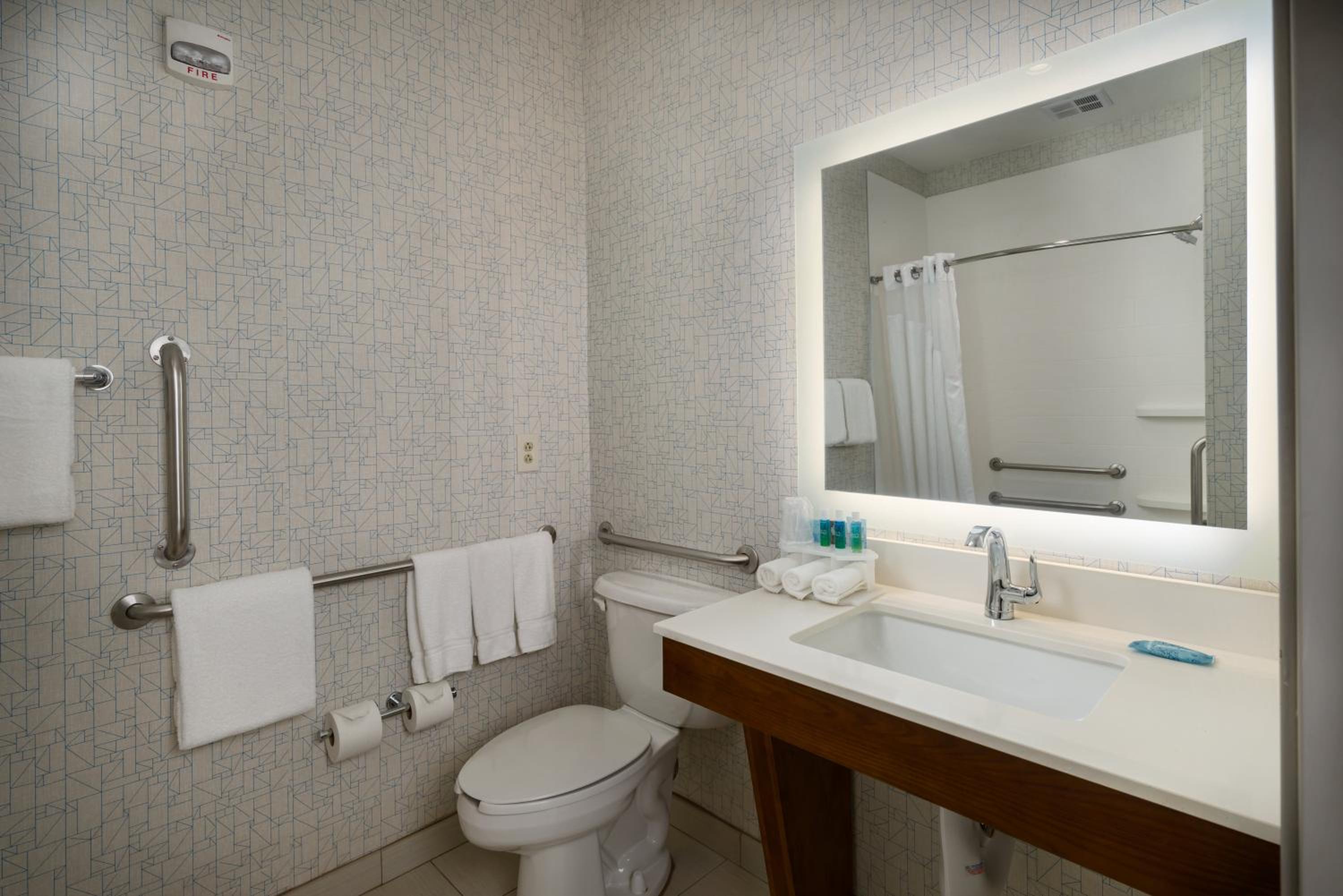 King Suite with Disability Access and Bathtub - Non Smoking - Photo 4