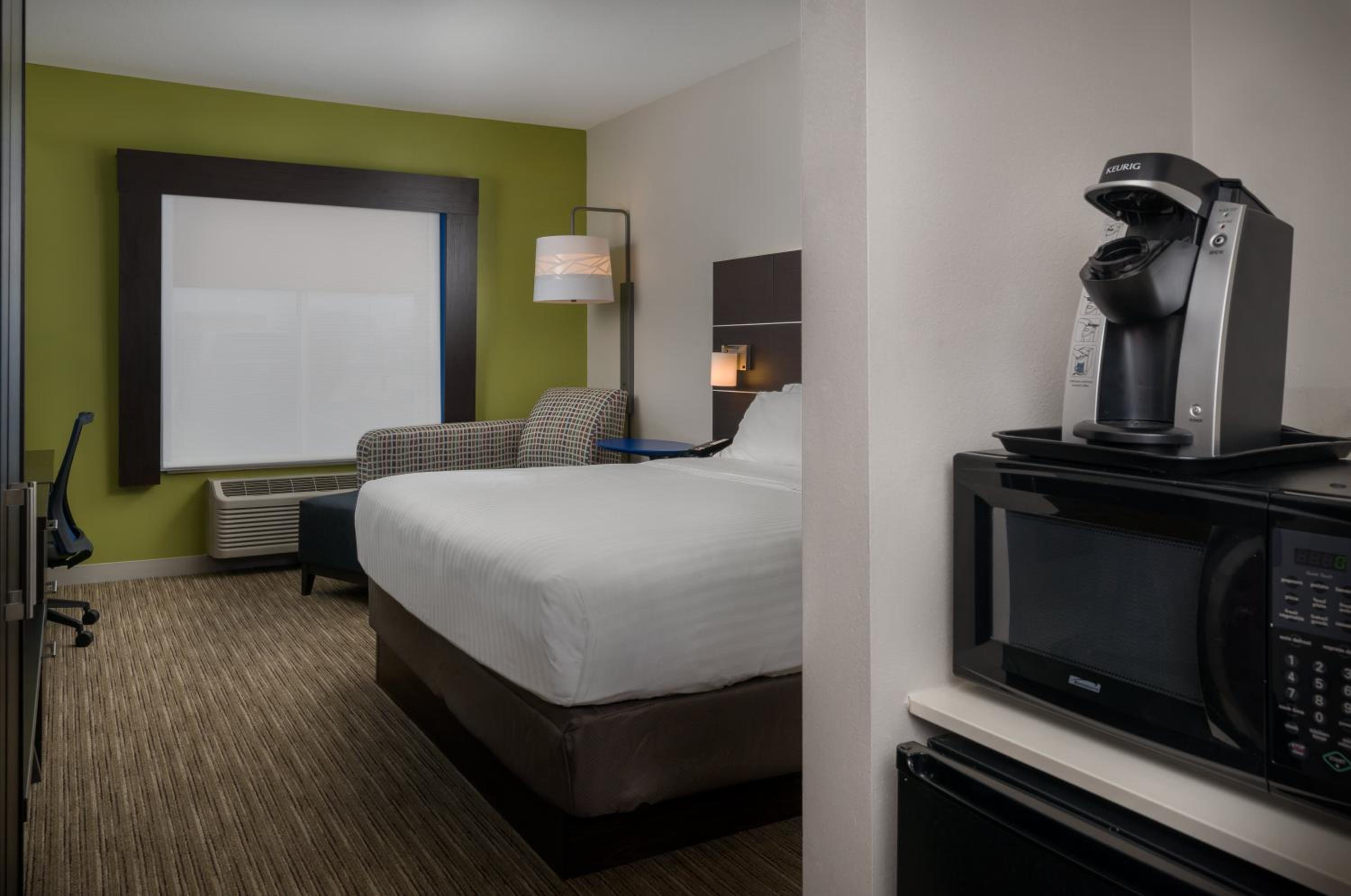King Suite with Disability Access and Bathtub - Non Smoking - Photo 3