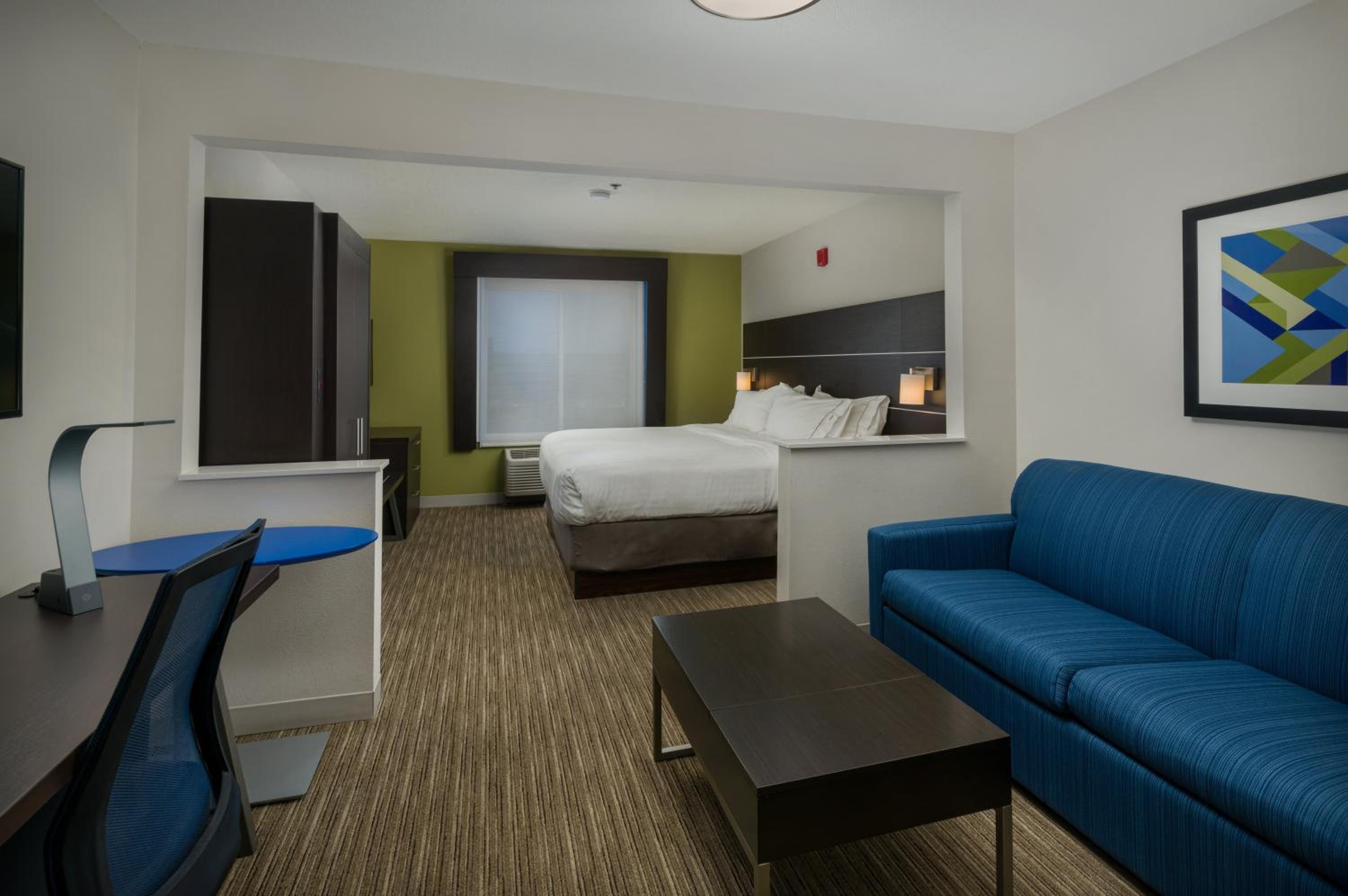 Standard King Room with Sofa Bed - Photo 1