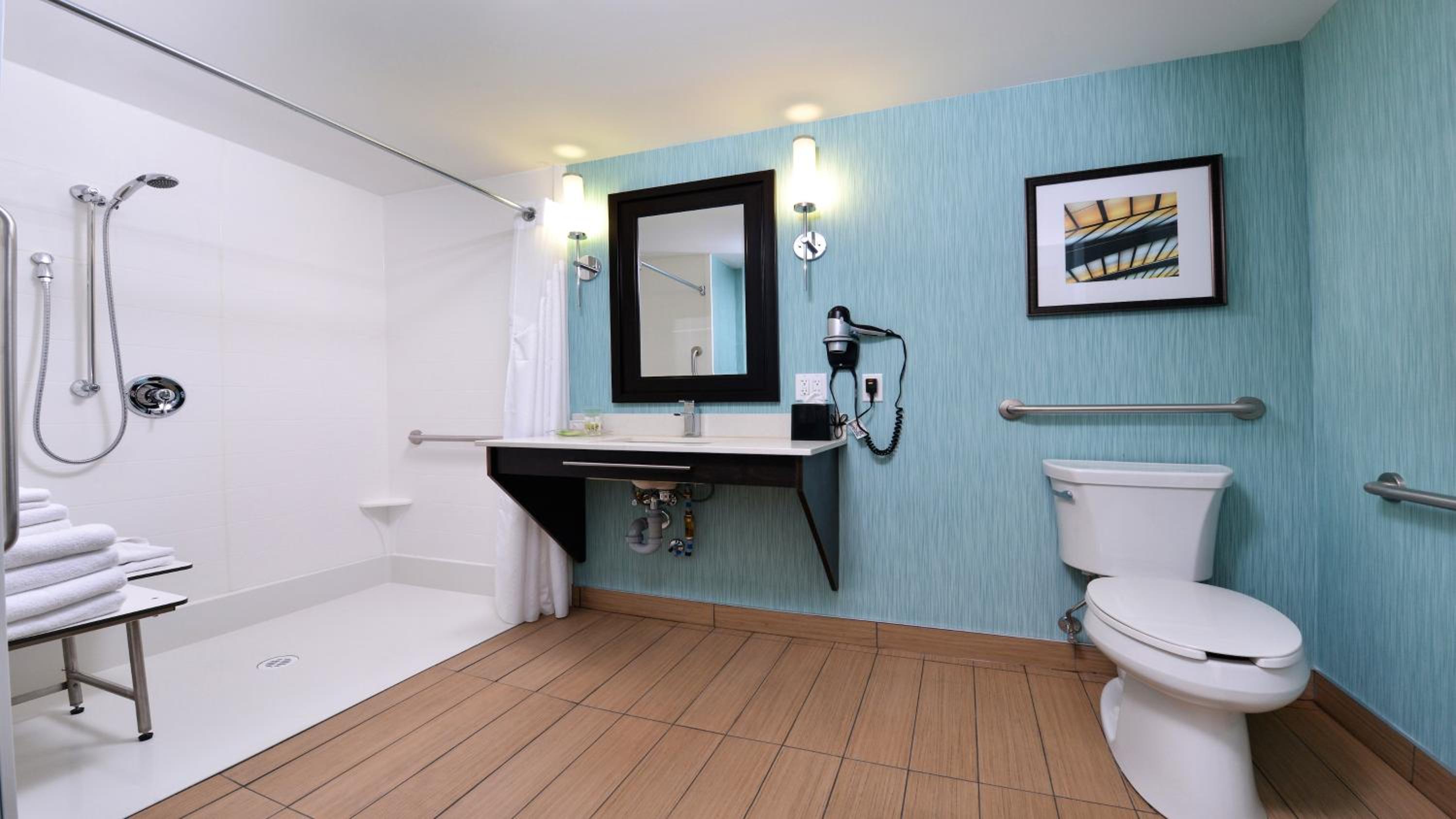 Standard Queen Room with Communications Accessible Roll-In Shower photo 2