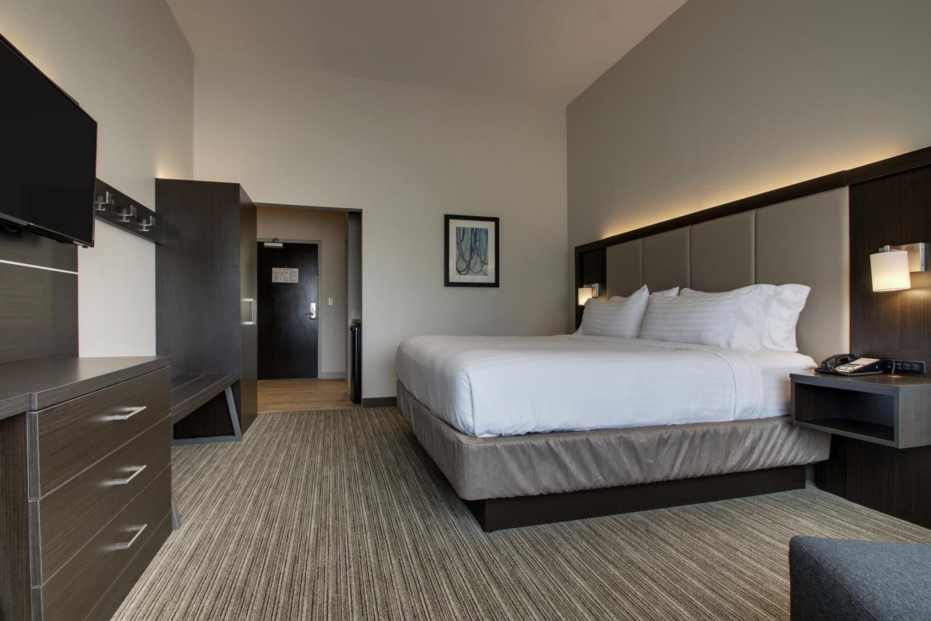 Standard King Room - Communications Accessible photo 1