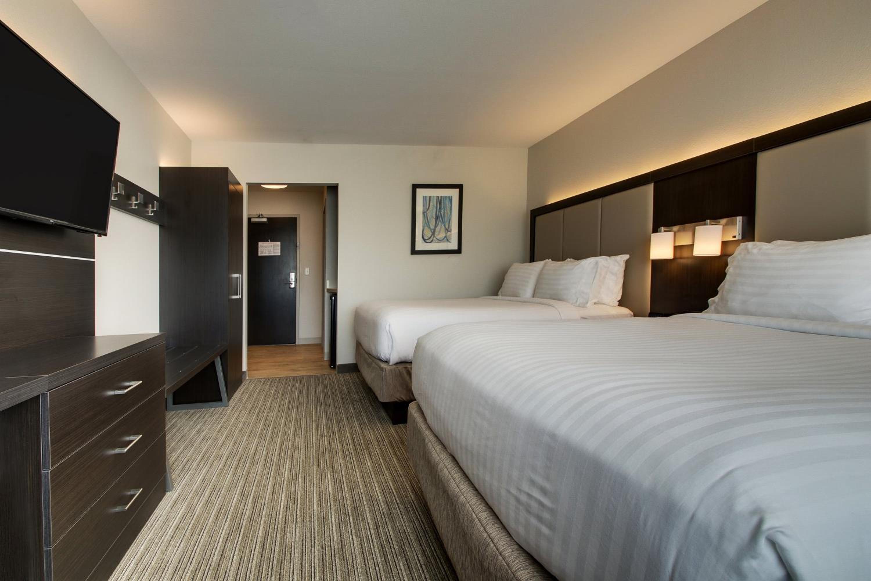 Queen Room with Two Queen Beds - Hearing Accessible/Non-Smoking photo 1