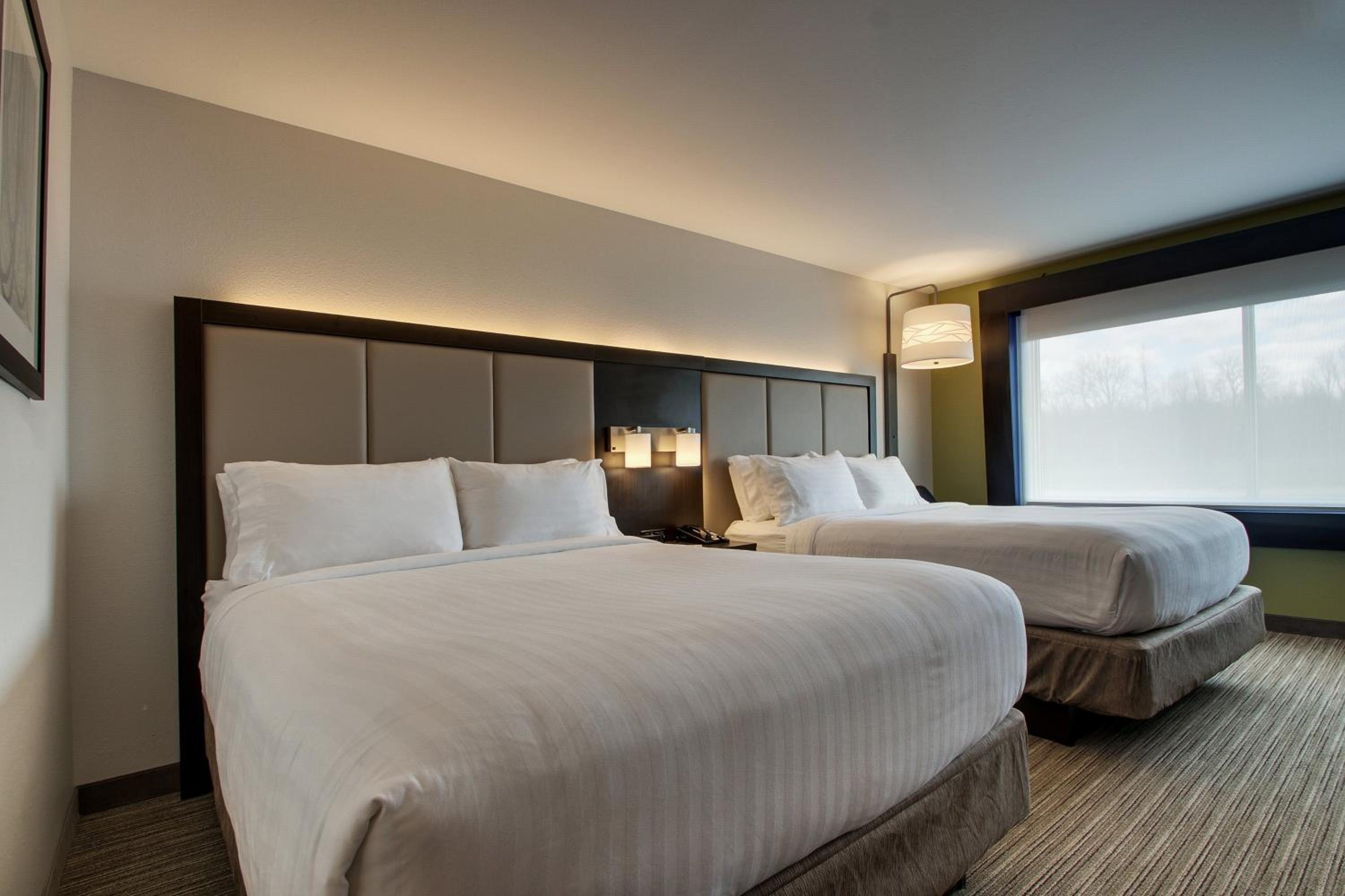 Queen Room with Two Queen Beds - Hearing Accessible/Non-Smoking photo 3