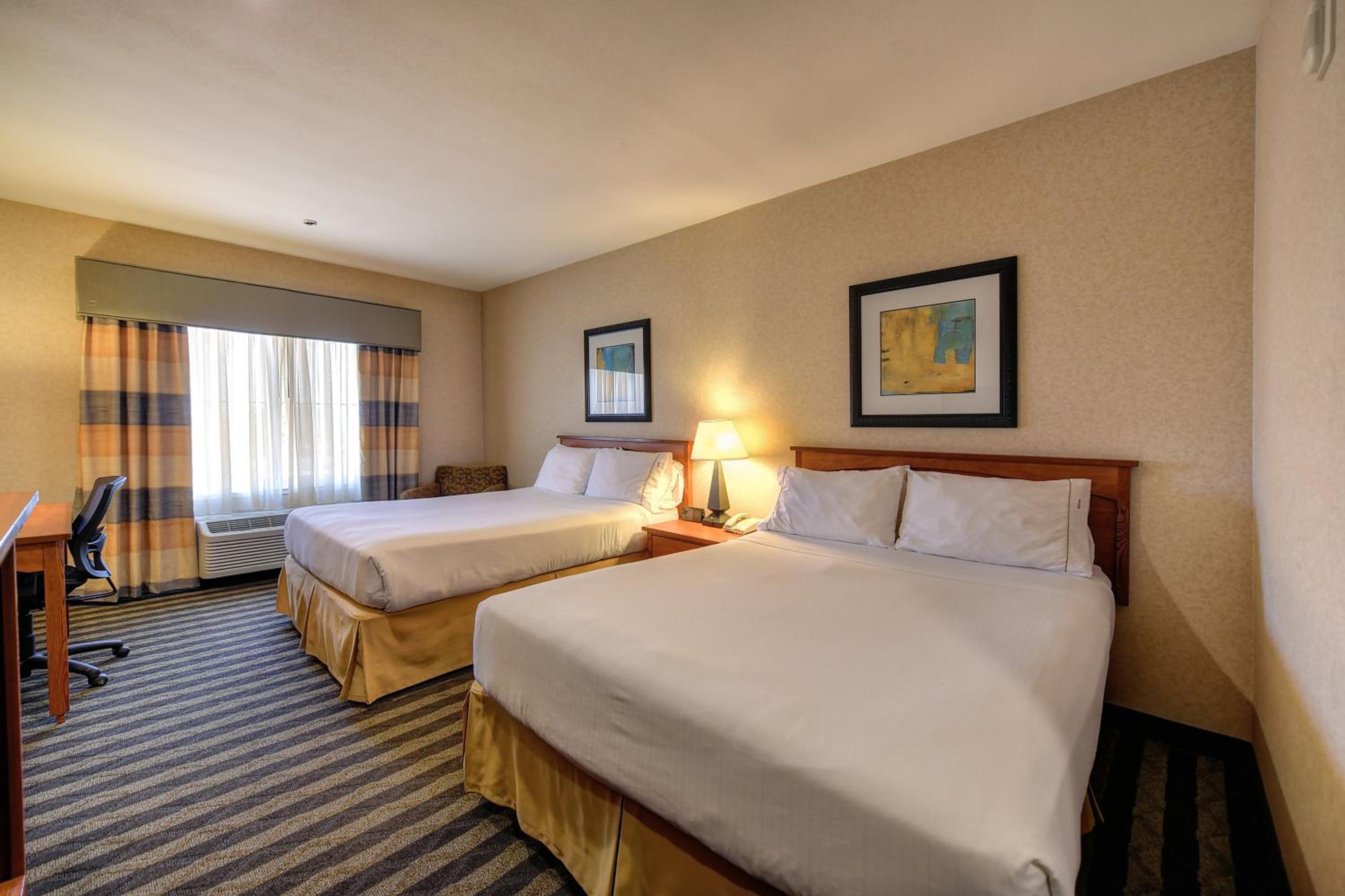 Standard Room with Two Queen Beds - Photo 3