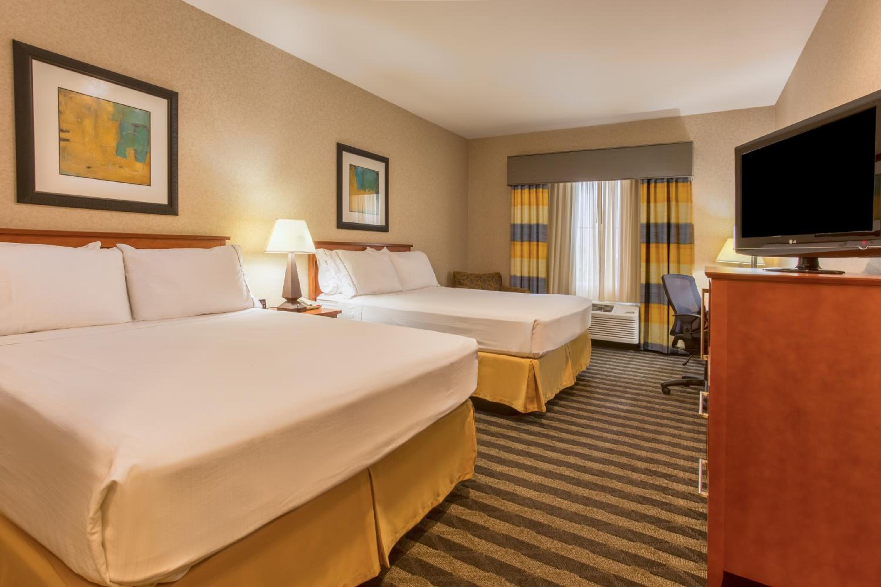 Standard Room with Two Queen Beds - Photo 5