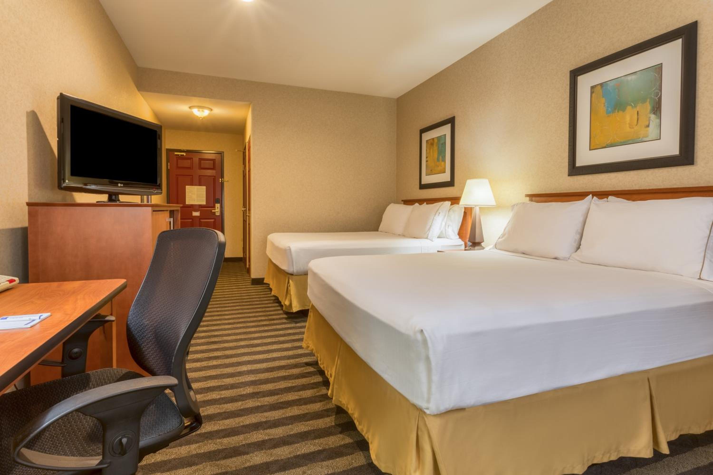 Standard Room with Two Queen Beds - Photo 1