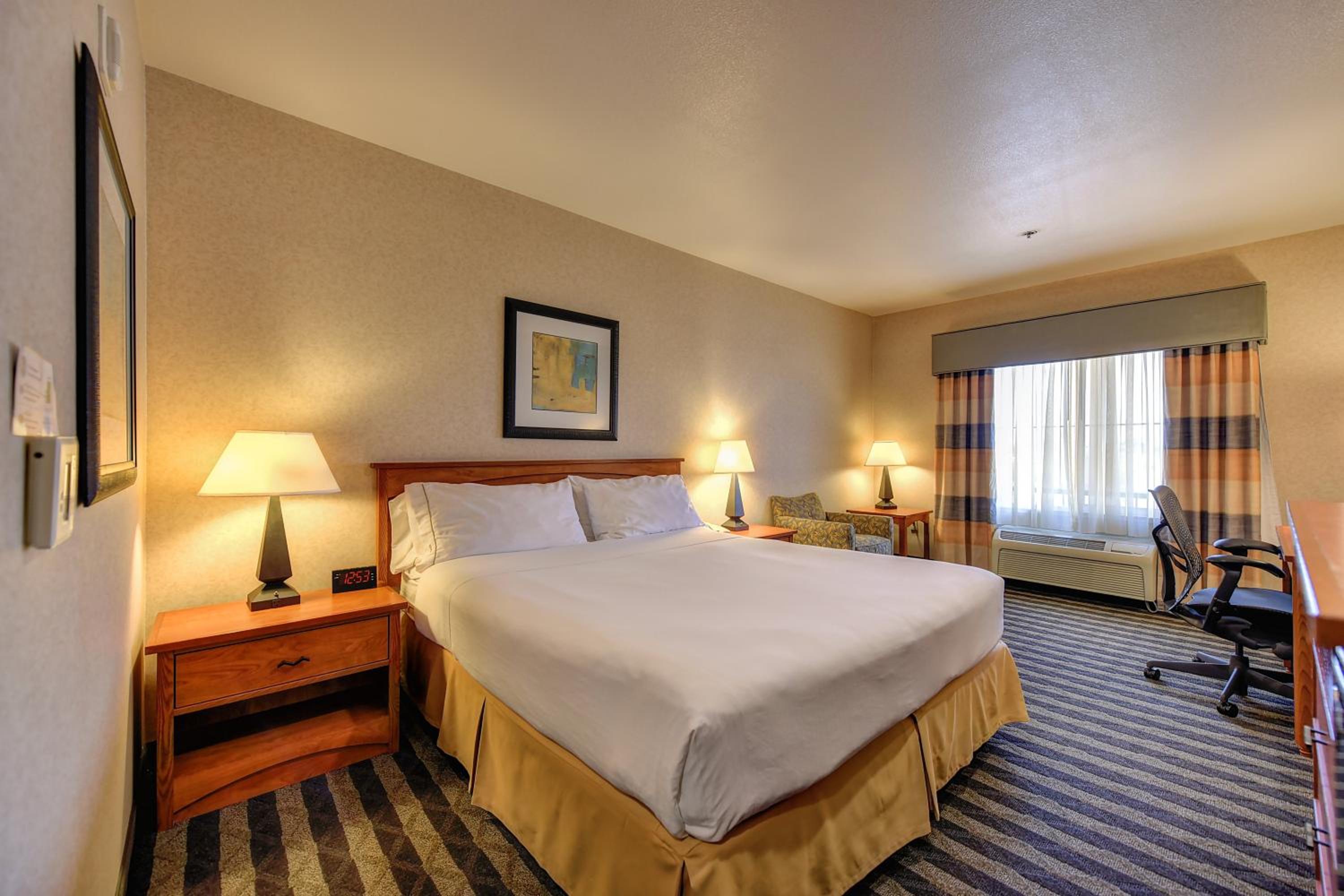 Standard King Room - Photo 4