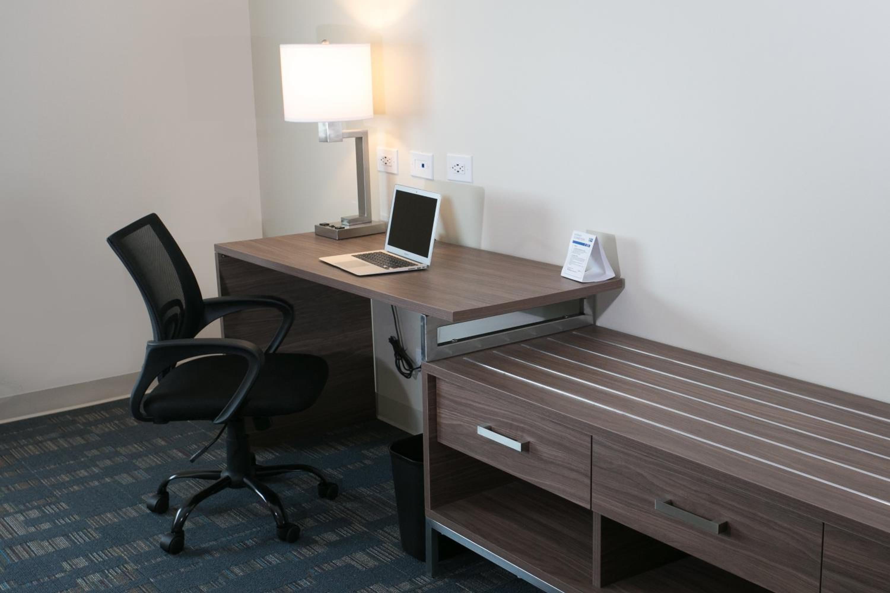 Standard King Room - Accessible photo 3