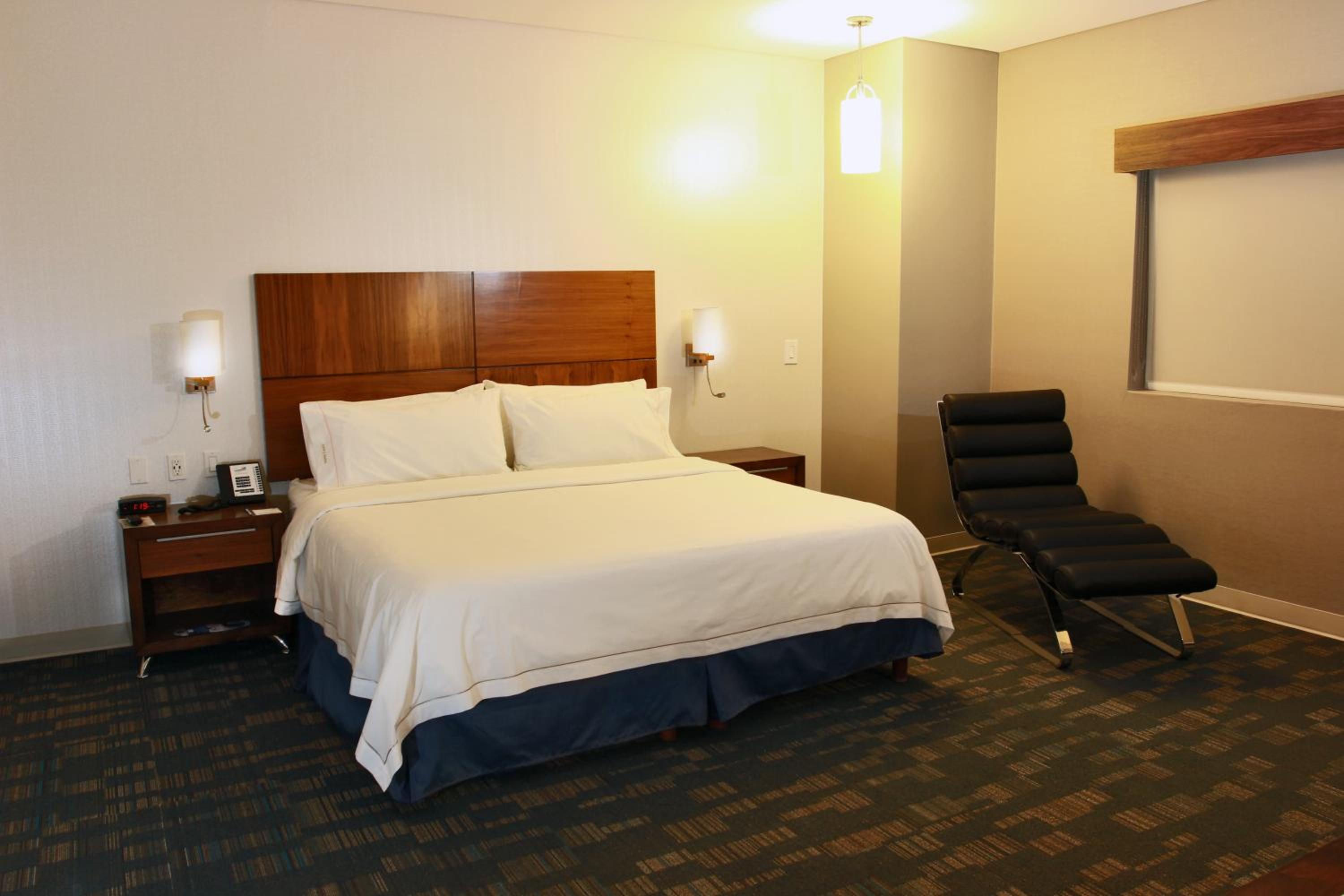 Standard King Room photo 3