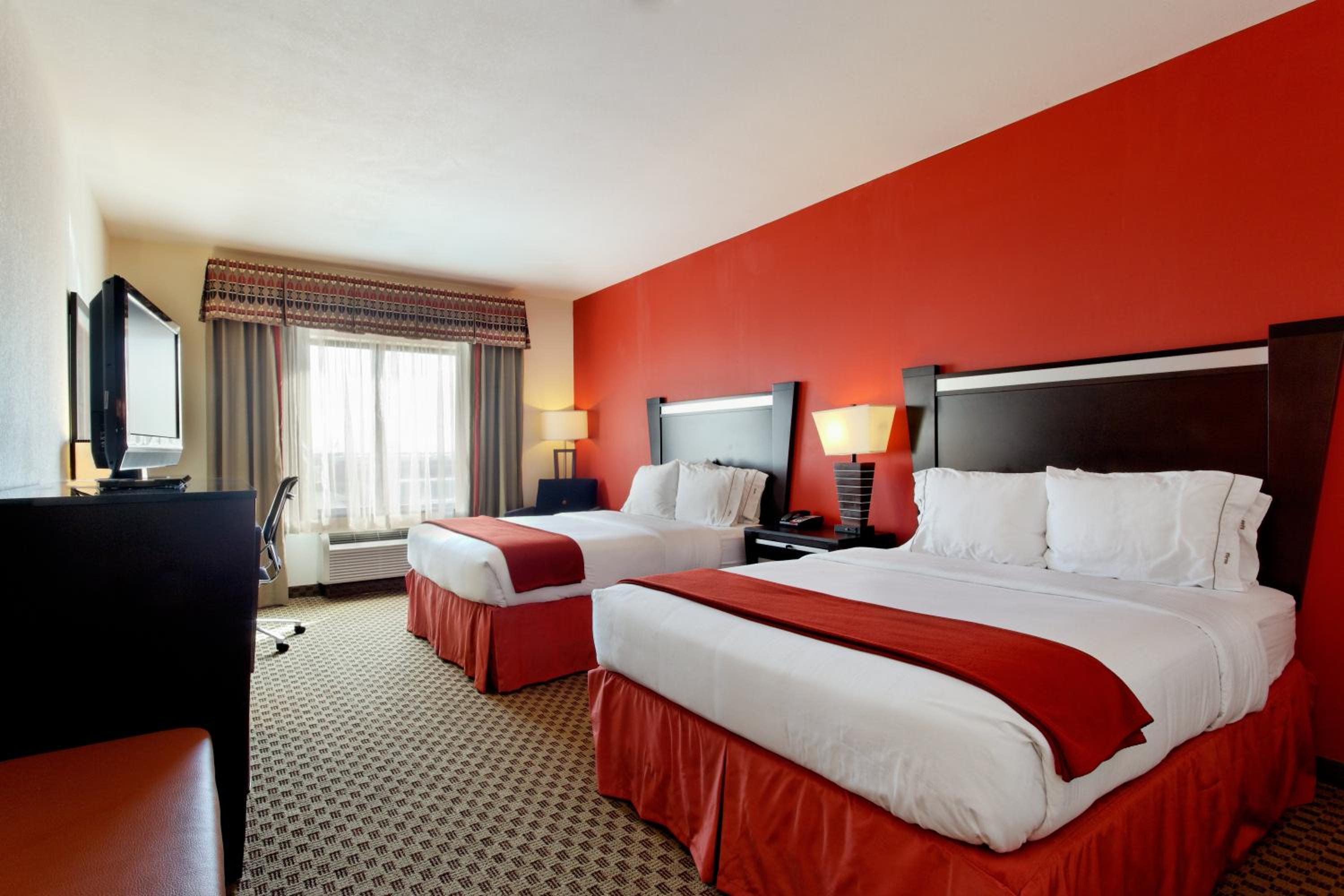 Standard Room with Two Queen Beds - Photo 5