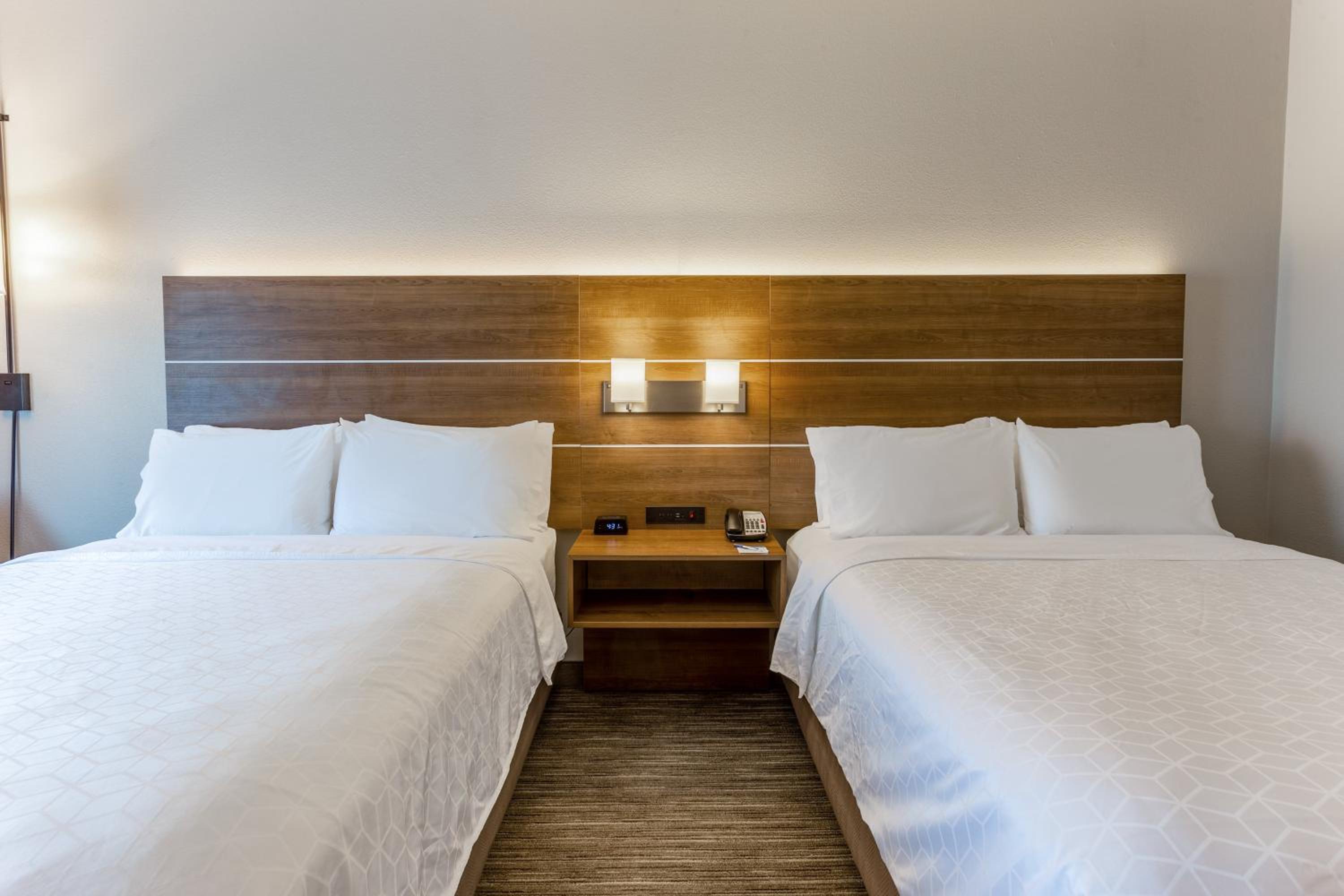 Standard Queen Room with Two Queen Beds - Photo 2